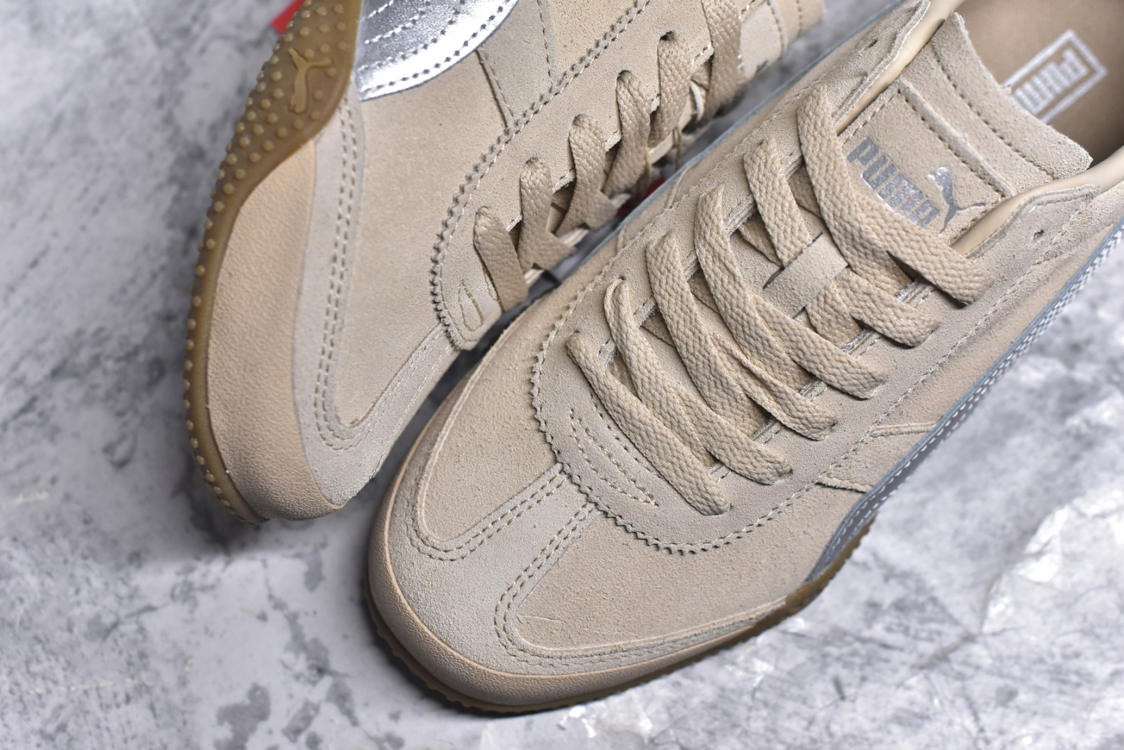 图片[8]-#PUMA Bella UT Low 彪马贝拉UT系列低帮薄底德训复古风经典百搭休闲慢跑鞋 继将 Speedcat OG 带回后，近日 Puma 再以品牌档案室的经典鞋型 Bella OG 为蓝本，推出契合时下薄底球鞋趋势的 Bella UT 鞋款。自 21 世纪初问世以来，Bella OG 鞋型以其独特的薄底设计和上翻外底设计收获了众多年轻拥趸，更是 PUMA DNA 中不可磨灭的经典。此番重新推出的 Bella UT 鞋款，整体鞋面采用上乘皮革材质，并延续 Formstrip 设计语言；鞋头处采用精致的包头设计，搭配麂皮材质提升质感；鞋底部分保留 Bella 鞋款标志性的薄底和点状橡胶外底，上翘的设计包裹鞋面；鞋舌与鞋跟分别点缀美洲狮 Logo 与品牌字母 Logo。值得一提的是，本次 Bella UT 鞋款搭载 SOFTFOAM+ 鞋垫，兼顾美学设计与穿着舒适度。而配色上则提供白、黄、蓝、银、粉五款颜色。尺码：35.5 36 37 37.5 38 39 39.5 40 40.5 41 42 42.5 43 44 44.5 45-选品中心