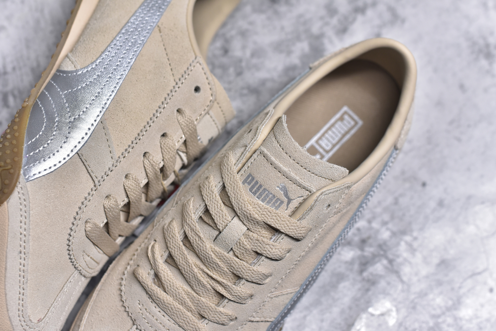 图片[9]-#PUMA Bella UT Low 彪马贝拉UT系列低帮薄底德训复古风经典百搭休闲慢跑鞋 继将 Speedcat OG 带回后，近日 Puma 再以品牌档案室的经典鞋型 Bella OG 为蓝本，推出契合时下薄底球鞋趋势的 Bella UT 鞋款。自 21 世纪初问世以来，Bella OG 鞋型以其独特的薄底设计和上翻外底设计收获了众多年轻拥趸，更是 PUMA DNA 中不可磨灭的经典。此番重新推出的 Bella UT 鞋款，整体鞋面采用上乘皮革材质，并延续 Formstrip 设计语言；鞋头处采用精致的包头设计，搭配麂皮材质提升质感；鞋底部分保留 Bella 鞋款标志性的薄底和点状橡胶外底，上翘的设计包裹鞋面；鞋舌与鞋跟分别点缀美洲狮 Logo 与品牌字母 Logo。值得一提的是，本次 Bella UT 鞋款搭载 SOFTFOAM+ 鞋垫，兼顾美学设计与穿着舒适度。而配色上则提供白、黄、蓝、银、粉五款颜色。尺码：35.5 36 37 37.5 38 39 39.5 40 40.5 41 42 42.5 43 44 44.5 45-选品中心
