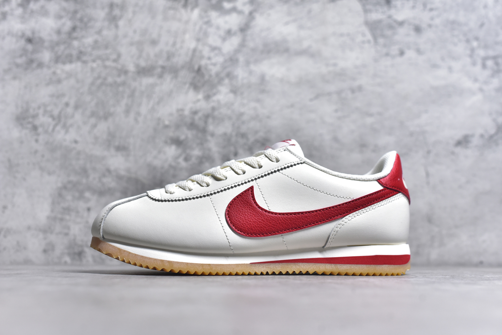 #NK Classic Cortez Leather 阿甘复古初代皮革慢跑鞋 DM4044-110 实体平台指令订单 全套原纸板楦头开发 原厂数据大底磨具 一比一鞋头弧度高度鞋身弧度 细节品控鞋型随意对比 正确烫金高频细节 公司级标准检验QC 区分市面一切版本 完美复刻阿甘复古鞋型 尺码：35.5 36 36.5 37.5 38 38.5 39 40 40.5 41 42 42.5 43 44 45-选品中心