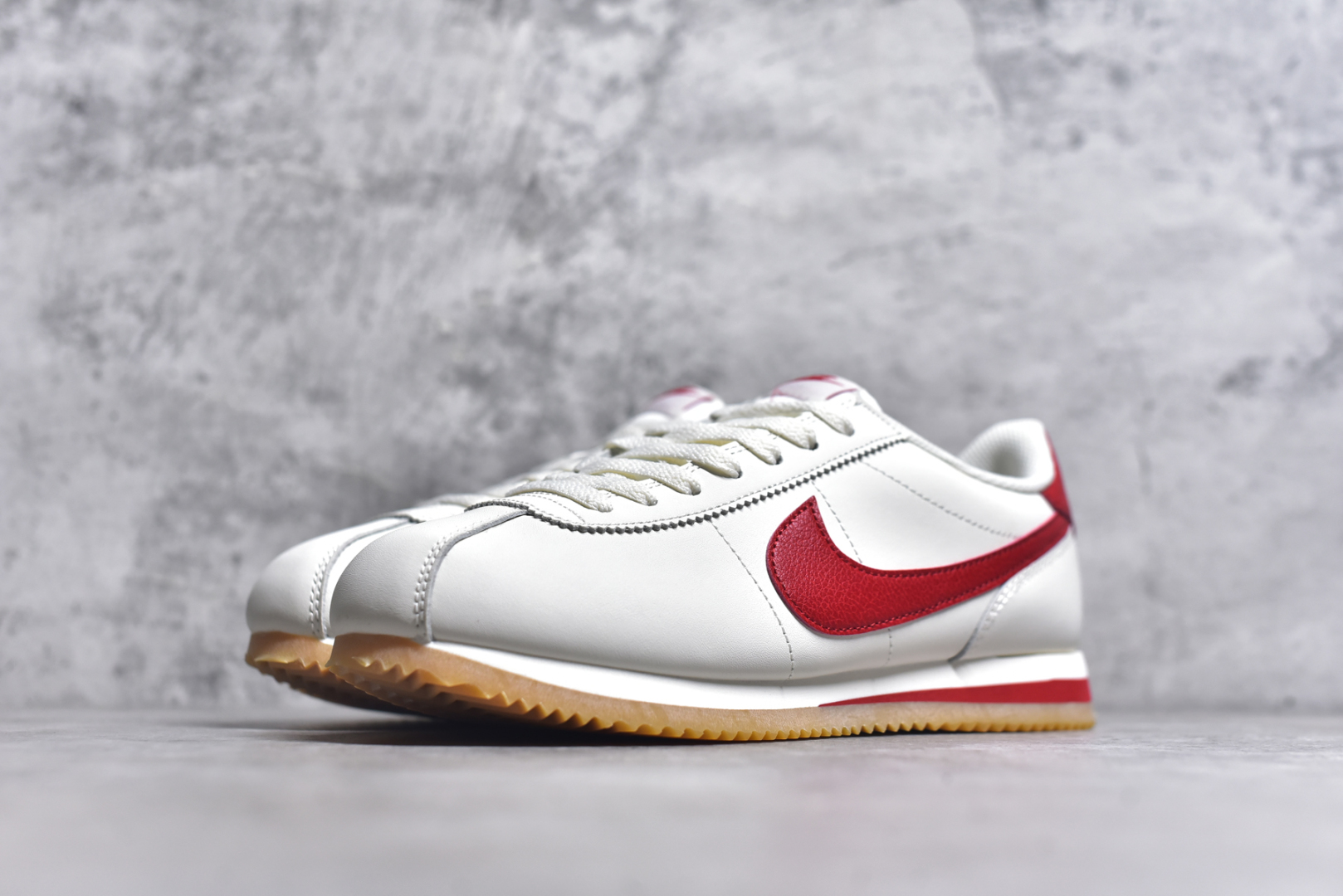 图片[2]-#NK Classic Cortez Leather 阿甘复古初代皮革慢跑鞋 DM4044-110 实体平台指令订单 全套原纸板楦头开发 原厂数据大底磨具 一比一鞋头弧度高度鞋身弧度 细节品控鞋型随意对比 正确烫金高频细节 公司级标准检验QC 区分市面一切版本 完美复刻阿甘复古鞋型 尺码：35.5 36 36.5 37.5 38 38.5 39 40 40.5 41 42 42.5 43 44 45-选品中心