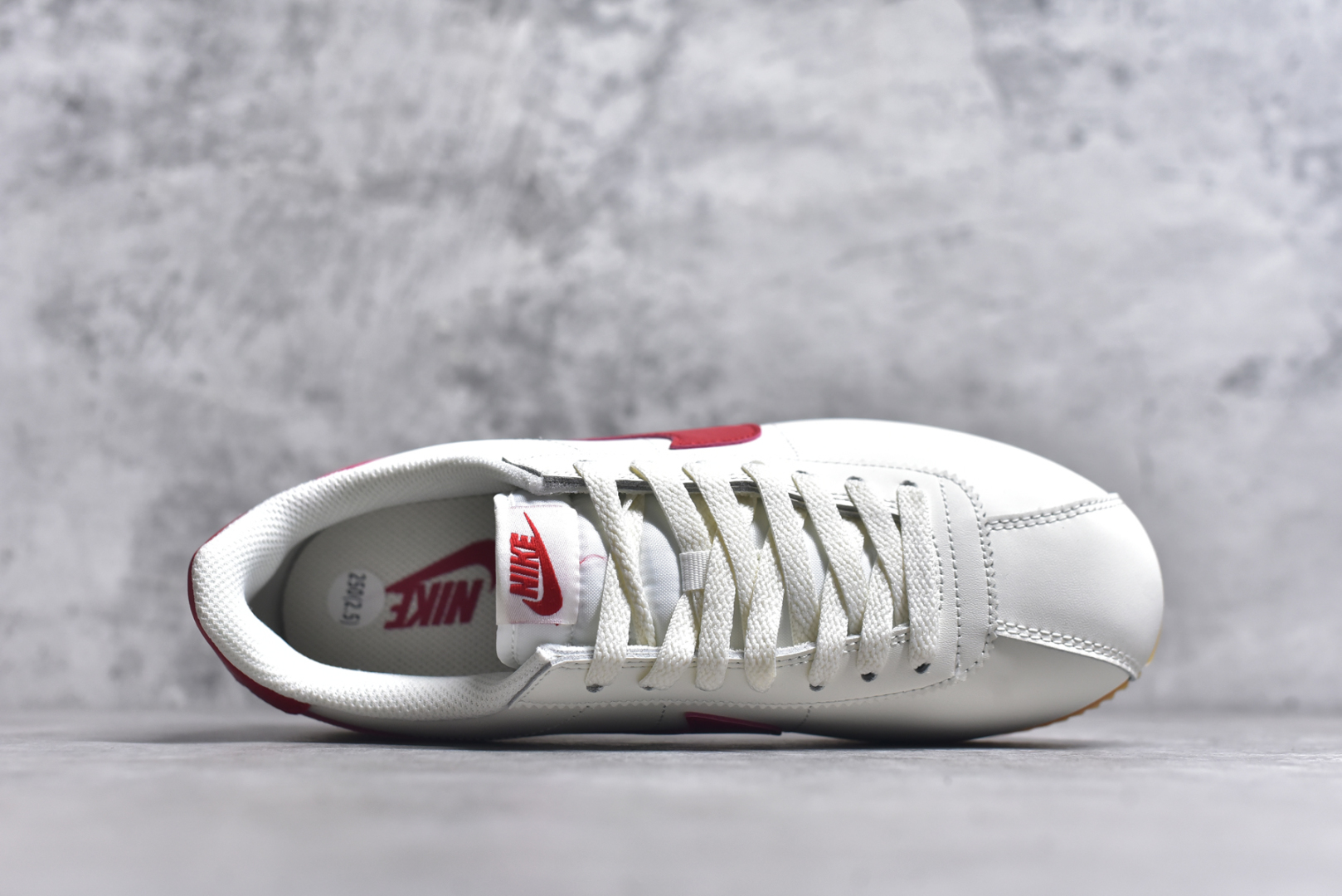 图片[4]-#NK Classic Cortez Leather 阿甘复古初代皮革慢跑鞋 DM4044-110 实体平台指令订单 全套原纸板楦头开发 原厂数据大底磨具 一比一鞋头弧度高度鞋身弧度 细节品控鞋型随意对比 正确烫金高频细节 公司级标准检验QC 区分市面一切版本 完美复刻阿甘复古鞋型 尺码：35.5 36 36.5 37.5 38 38.5 39 40 40.5 41 42 42.5 43 44 45-选品中心