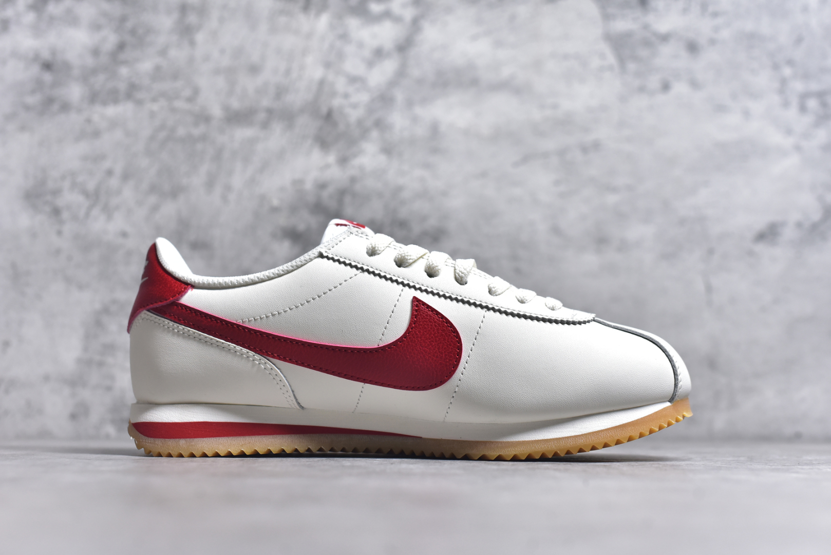 图片[3]-#NK Classic Cortez Leather 阿甘复古初代皮革慢跑鞋 DM4044-110 实体平台指令订单 全套原纸板楦头开发 原厂数据大底磨具 一比一鞋头弧度高度鞋身弧度 细节品控鞋型随意对比 正确烫金高频细节 公司级标准检验QC 区分市面一切版本 完美复刻阿甘复古鞋型 尺码：35.5 36 36.5 37.5 38 38.5 39 40 40.5 41 42 42.5 43 44 45-选品中心