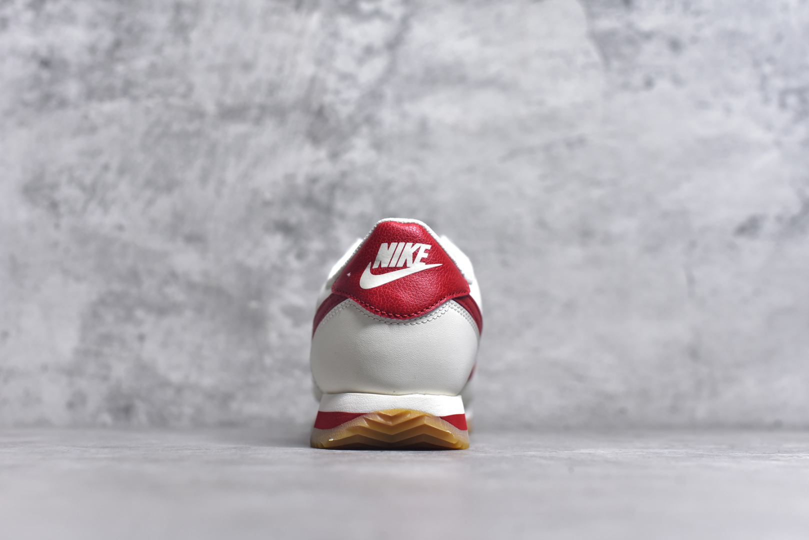 图片[5]-#NK Classic Cortez Leather 阿甘复古初代皮革慢跑鞋 DM4044-110 实体平台指令订单 全套原纸板楦头开发 原厂数据大底磨具 一比一鞋头弧度高度鞋身弧度 细节品控鞋型随意对比 正确烫金高频细节 公司级标准检验QC 区分市面一切版本 完美复刻阿甘复古鞋型 尺码：35.5 36 36.5 37.5 38 38.5 39 40 40.5 41 42 42.5 43 44 45-选品中心