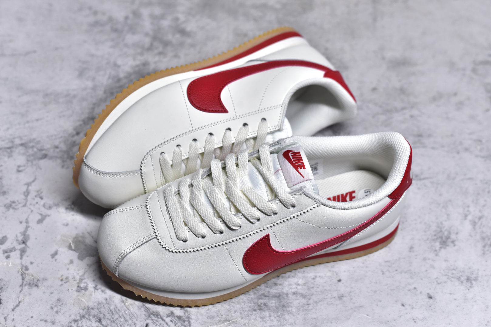 图片[7]-#NK Classic Cortez Leather 阿甘复古初代皮革慢跑鞋 DM4044-110 实体平台指令订单 全套原纸板楦头开发 原厂数据大底磨具 一比一鞋头弧度高度鞋身弧度 细节品控鞋型随意对比 正确烫金高频细节 公司级标准检验QC 区分市面一切版本 完美复刻阿甘复古鞋型 尺码：35.5 36 36.5 37.5 38 38.5 39 40 40.5 41 42 42.5 43 44 45-选品中心