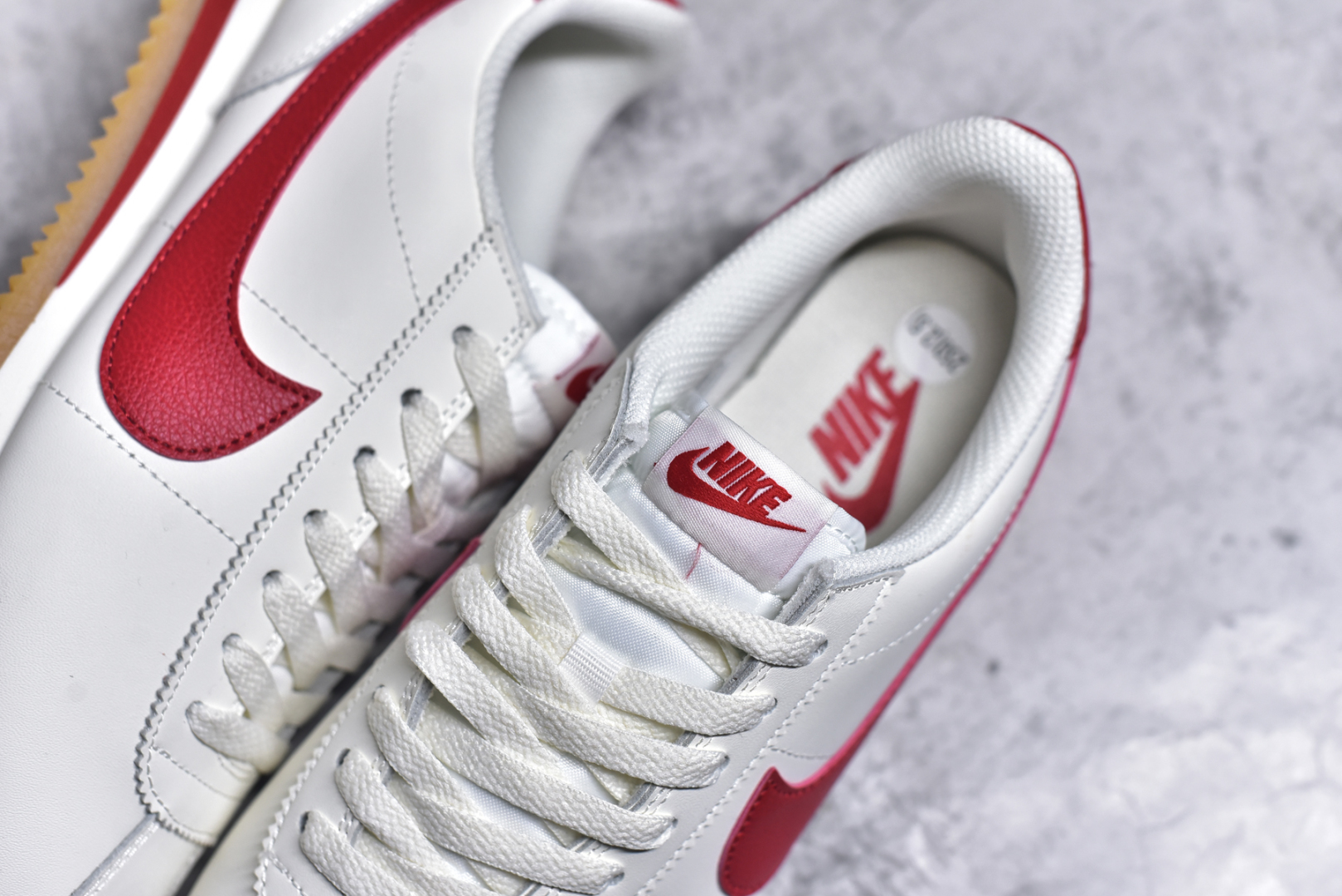 图片[9]-#NK Classic Cortez Leather 阿甘复古初代皮革慢跑鞋 DM4044-110 实体平台指令订单 全套原纸板楦头开发 原厂数据大底磨具 一比一鞋头弧度高度鞋身弧度 细节品控鞋型随意对比 正确烫金高频细节 公司级标准检验QC 区分市面一切版本 完美复刻阿甘复古鞋型 尺码：35.5 36 36.5 37.5 38 38.5 39 40 40.5 41 42 42.5 43 44 45-选品中心