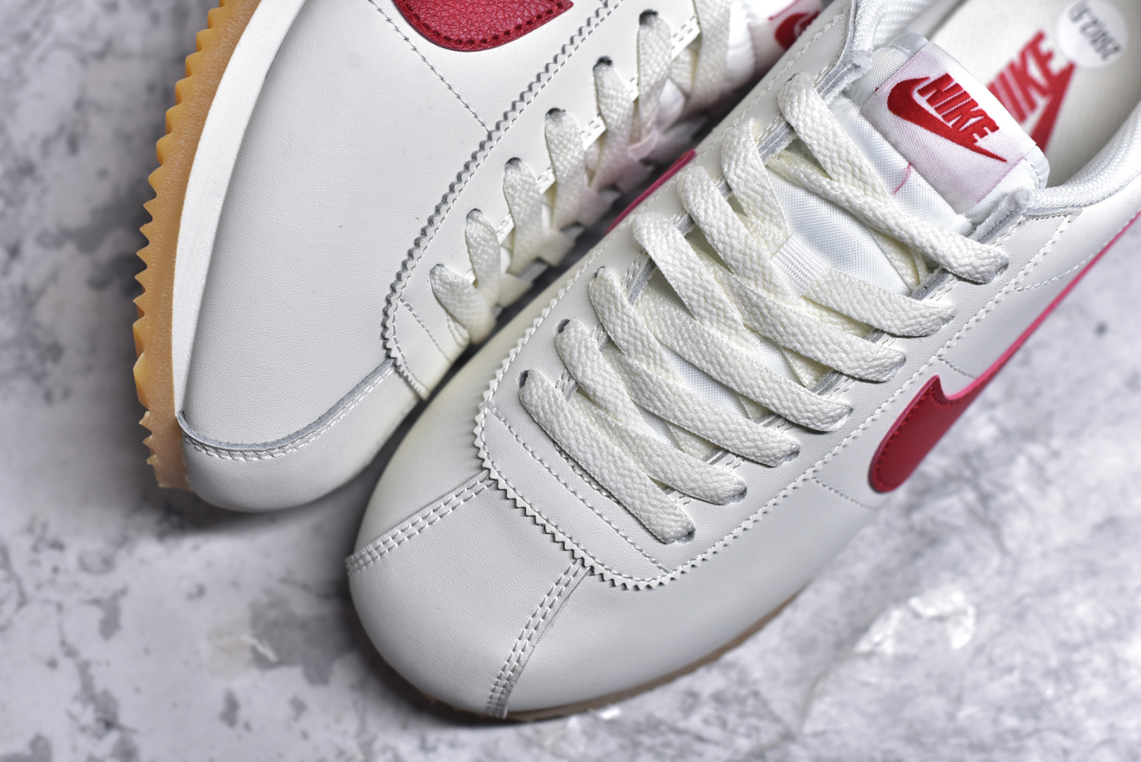 图片[8]-#NK Classic Cortez Leather 阿甘复古初代皮革慢跑鞋 DM4044-110 实体平台指令订单 全套原纸板楦头开发 原厂数据大底磨具 一比一鞋头弧度高度鞋身弧度 细节品控鞋型随意对比 正确烫金高频细节 公司级标准检验QC 区分市面一切版本 完美复刻阿甘复古鞋型 尺码：35.5 36 36.5 37.5 38 38.5 39 40 40.5 41 42 42.5 43 44 45-选品中心