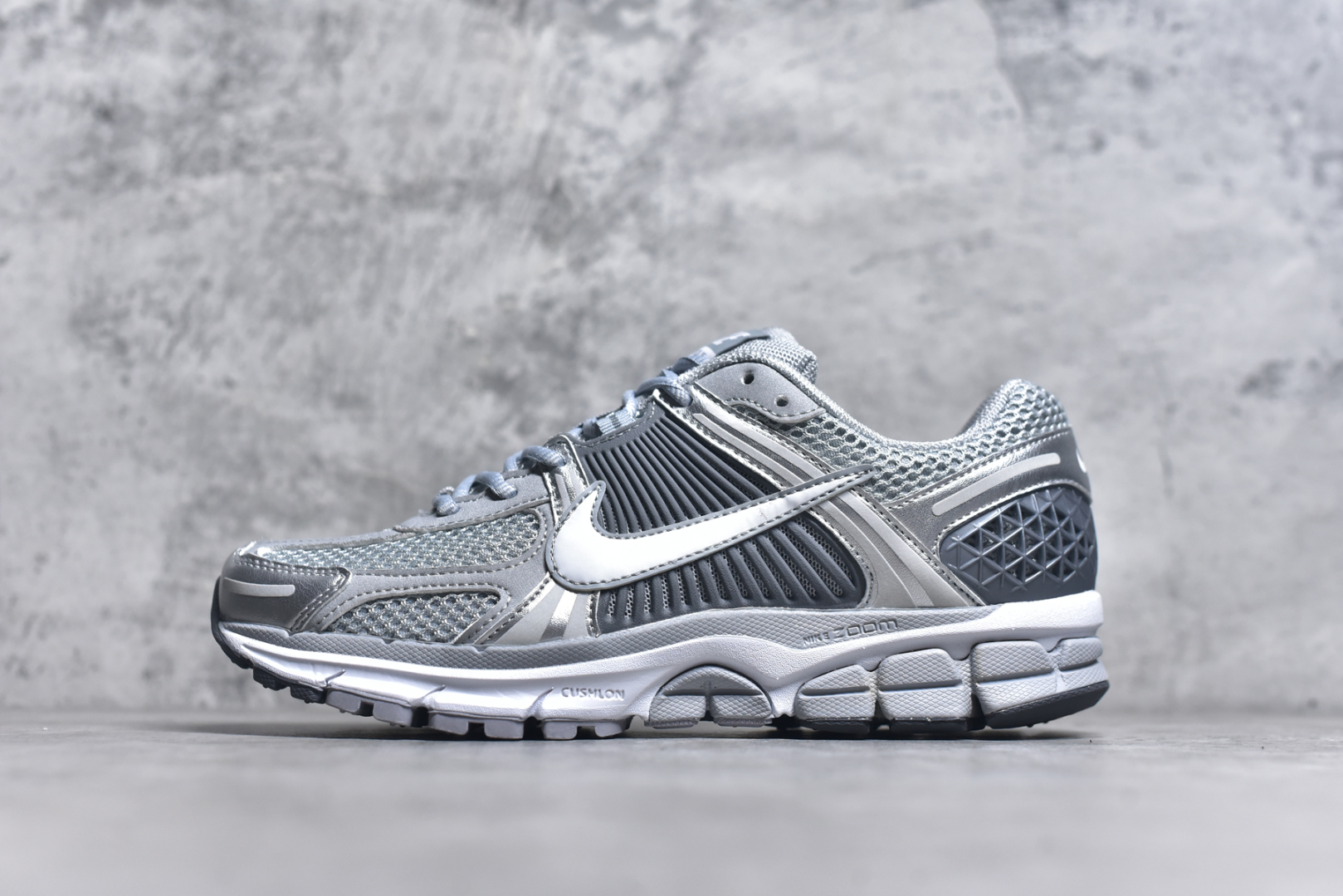 #NIKE ZOOM Vomero 5 SP 复古风潮 网面透气运动鞋 先行尝鲜版 紧致的鞋面材质提供良好的包裹性 鞋侧 Swoosh以及鞋头部分搭配增添不少亮点的镀铬细节 鞋垫上印有Bill Bowerman头像 将细节拉满 中底饰有独特的做旧效果 最后搭载黑色外底 凸显整双鞋的复古气质 货号： FJ4151 003 H082AB# 尺码：36-46-选品中心