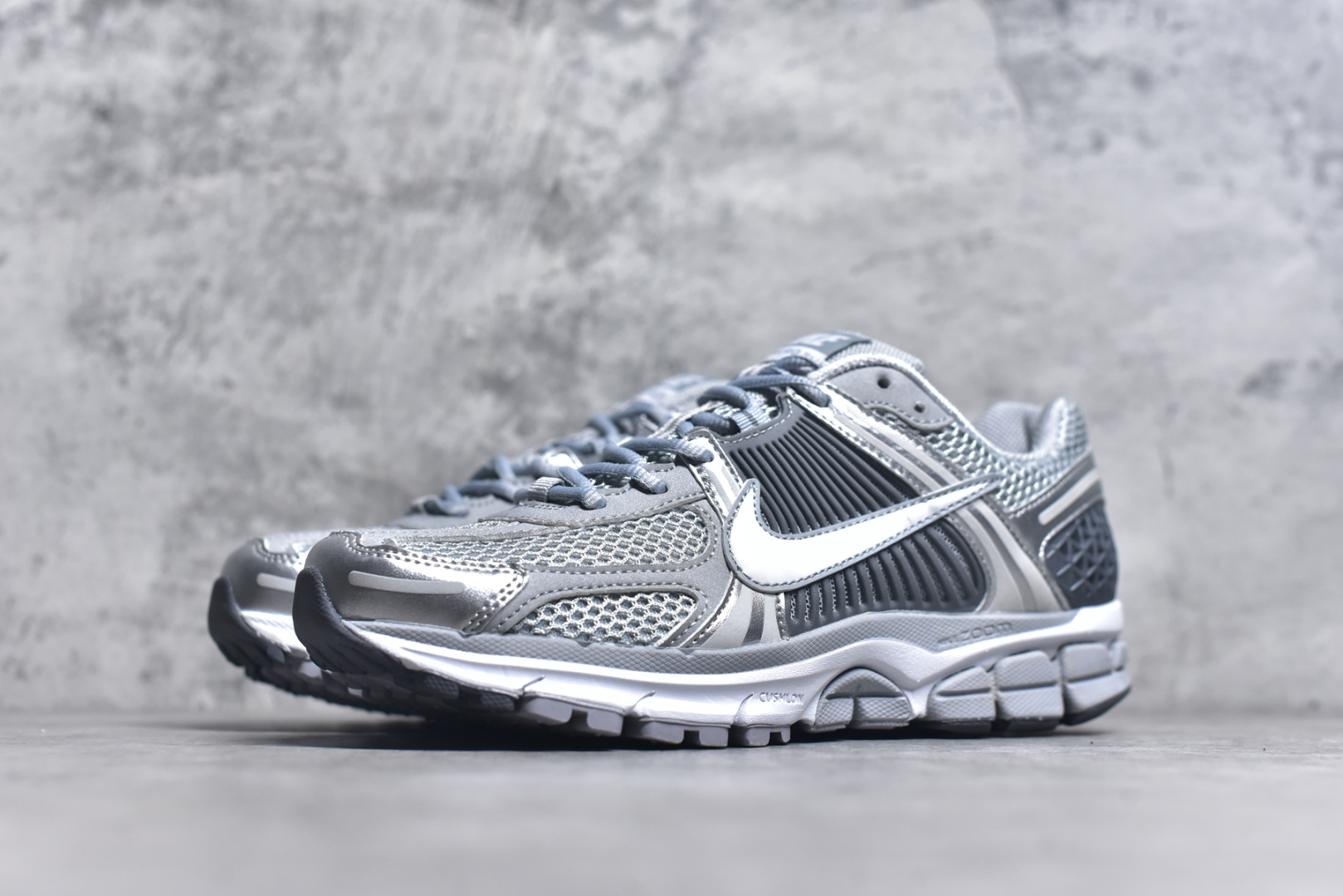图片[2]-#NIKE ZOOM Vomero 5 SP 复古风潮 网面透气运动鞋 先行尝鲜版 紧致的鞋面材质提供良好的包裹性 鞋侧 Swoosh以及鞋头部分搭配增添不少亮点的镀铬细节 鞋垫上印有Bill Bowerman头像 将细节拉满 中底饰有独特的做旧效果 最后搭载黑色外底 凸显整双鞋的复古气质 货号： FJ4151 003 H082AB# 尺码：36-46-选品中心