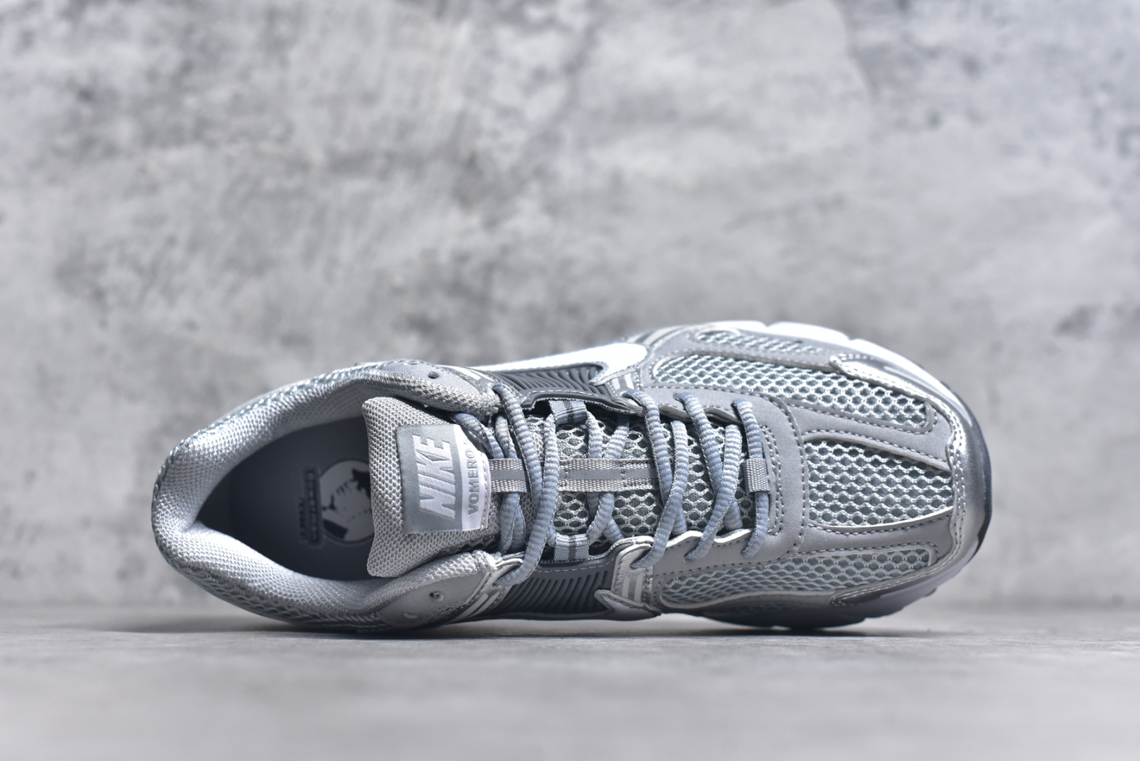 图片[4]-#NIKE ZOOM Vomero 5 SP 复古风潮 网面透气运动鞋 先行尝鲜版 紧致的鞋面材质提供良好的包裹性 鞋侧 Swoosh以及鞋头部分搭配增添不少亮点的镀铬细节 鞋垫上印有Bill Bowerman头像 将细节拉满 中底饰有独特的做旧效果 最后搭载黑色外底 凸显整双鞋的复古气质 货号： FJ4151 003 H082AB# 尺码：36-46-选品中心