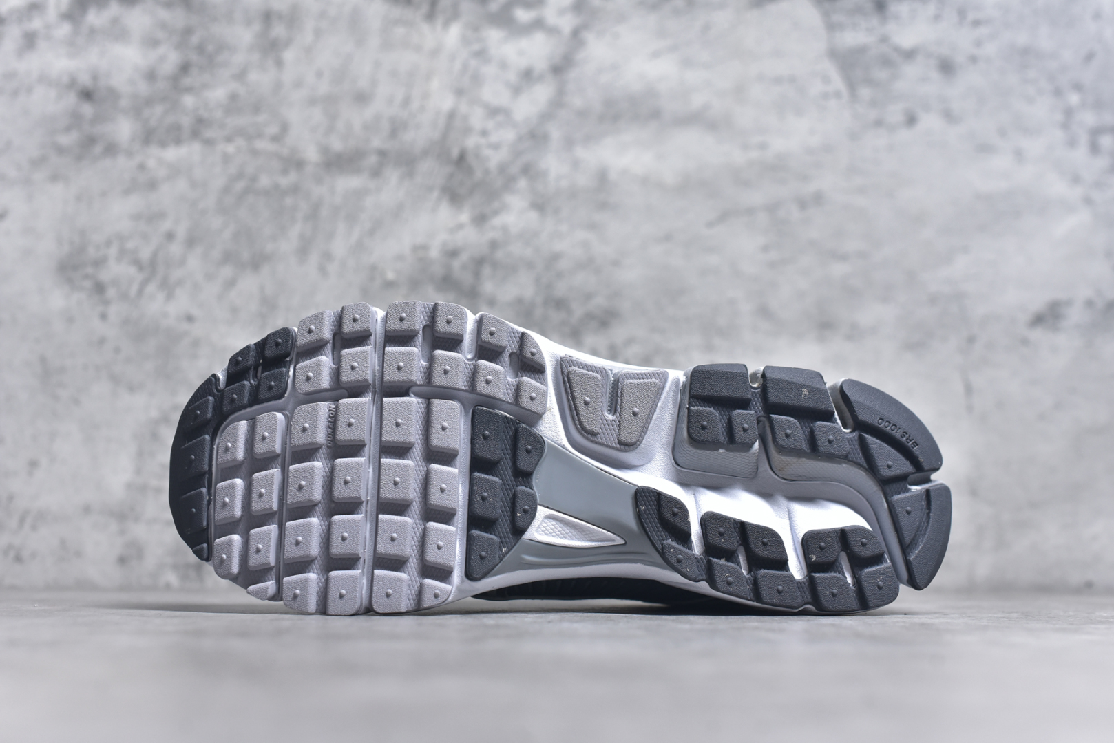 图片[6]-#NIKE ZOOM Vomero 5 SP 复古风潮 网面透气运动鞋 先行尝鲜版 紧致的鞋面材质提供良好的包裹性 鞋侧 Swoosh以及鞋头部分搭配增添不少亮点的镀铬细节 鞋垫上印有Bill Bowerman头像 将细节拉满 中底饰有独特的做旧效果 最后搭载黑色外底 凸显整双鞋的复古气质 货号： FJ4151 003 H082AB# 尺码：36-46-选品中心