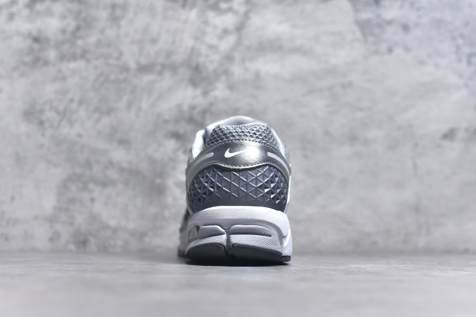 图片[5]-#NIKE ZOOM Vomero 5 SP 复古风潮 网面透气运动鞋 先行尝鲜版 紧致的鞋面材质提供良好的包裹性 鞋侧 Swoosh以及鞋头部分搭配增添不少亮点的镀铬细节 鞋垫上印有Bill Bowerman头像 将细节拉满 中底饰有独特的做旧效果 最后搭载黑色外底 凸显整双鞋的复古气质 货号： FJ4151 003 H082AB# 尺码：36-46-选品中心