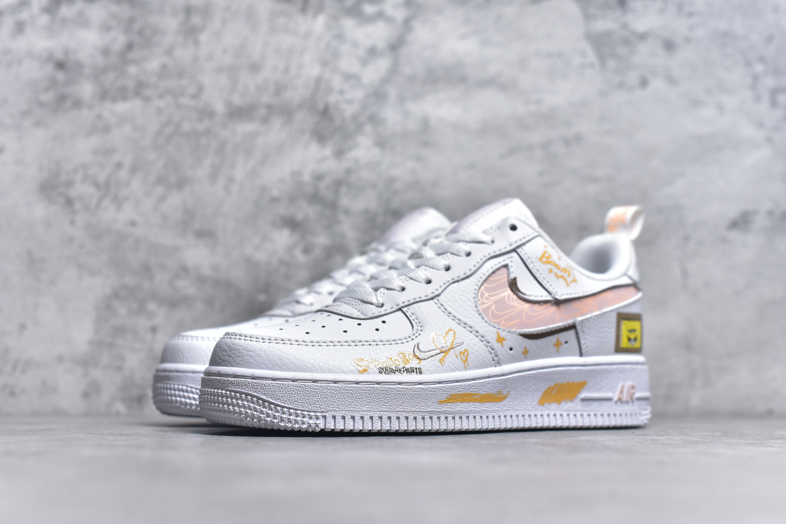图片[2]-#Nike Air Force 1\’07 Low \”SpongeBob SquarePants\” 海绵宝宝 空军一号低帮休闲板鞋 FB8971-070 #在比奇堡的海底世界，有个活力四射的黄色方形海绵，它就是海绵宝宝。住在菠萝屋里，标志性的红领带搭配蓝色眼睛，一笑起来露出大龅牙，他既乐观又单纯，总能把平淡日子过得充满惊喜，给身边人带来无尽欢乐 尺码：36 36.5 37.5 38 38.5 39 40 40.5 41 42 42.5 43 44 44.5 45 9.D4-选品中心