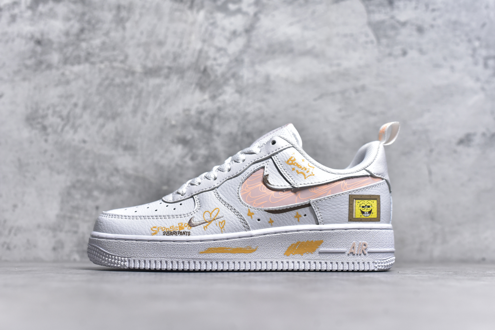 #Nike Air Force 1\’07 Low \”SpongeBob SquarePants\” 海绵宝宝 空军一号低帮休闲板鞋 FB8971-070 #在比奇堡的海底世界，有个活力四射的黄色方形海绵，它就是海绵宝宝。住在菠萝屋里，标志性的红领带搭配蓝色眼睛，一笑起来露出大龅牙，他既乐观又单纯，总能把平淡日子过得充满惊喜，给身边人带来无尽欢乐 尺码：36 36.5 37.5 38 38.5 39 40 40.5 41 42 42.5 43 44 44.5 45 9.D4-选品中心