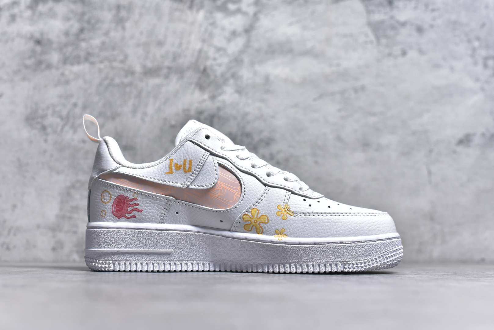 图片[3]-#Nike Air Force 1\’07 Low \”SpongeBob SquarePants\” 海绵宝宝 空军一号低帮休闲板鞋 FB8971-070 #在比奇堡的海底世界，有个活力四射的黄色方形海绵，它就是海绵宝宝。住在菠萝屋里，标志性的红领带搭配蓝色眼睛，一笑起来露出大龅牙，他既乐观又单纯，总能把平淡日子过得充满惊喜，给身边人带来无尽欢乐 尺码：36 36.5 37.5 38 38.5 39 40 40.5 41 42 42.5 43 44 44.5 45 9.D4-选品中心
