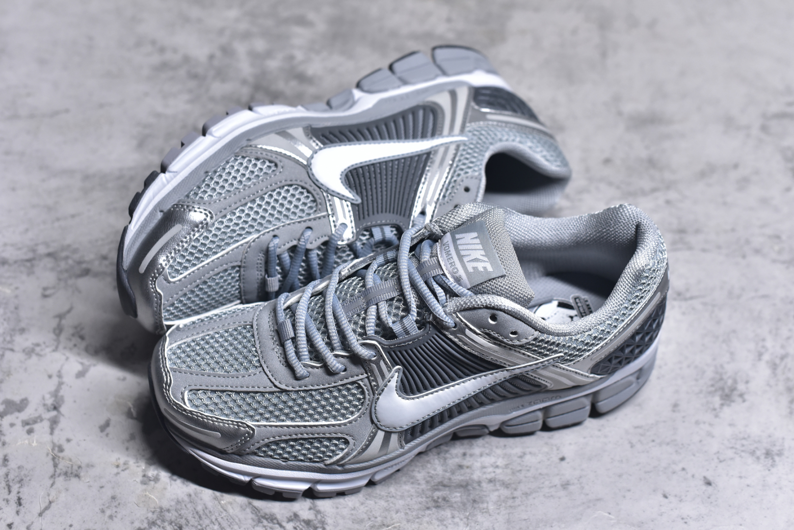 图片[7]-#NIKE ZOOM Vomero 5 SP 复古风潮 网面透气运动鞋 先行尝鲜版 紧致的鞋面材质提供良好的包裹性 鞋侧 Swoosh以及鞋头部分搭配增添不少亮点的镀铬细节 鞋垫上印有Bill Bowerman头像 将细节拉满 中底饰有独特的做旧效果 最后搭载黑色外底 凸显整双鞋的复古气质 货号： FJ4151 003 H082AB# 尺码：36-46-选品中心