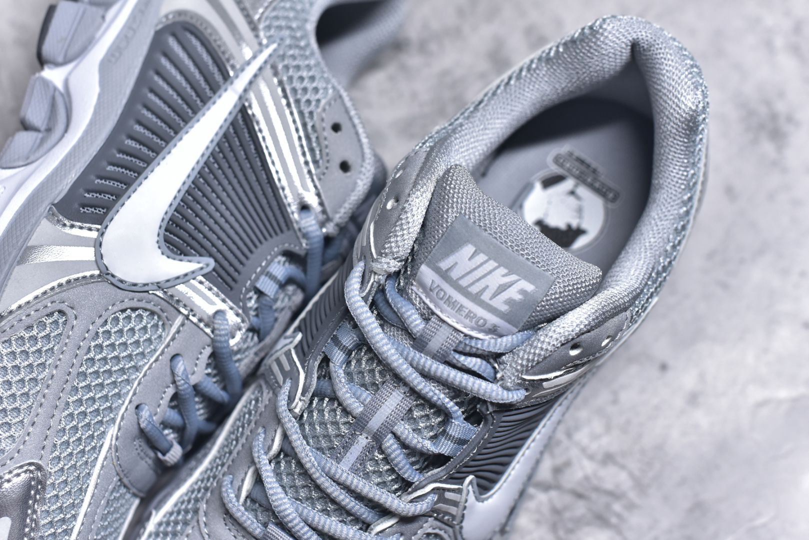 图片[9]-#NIKE ZOOM Vomero 5 SP 复古风潮 网面透气运动鞋 先行尝鲜版 紧致的鞋面材质提供良好的包裹性 鞋侧 Swoosh以及鞋头部分搭配增添不少亮点的镀铬细节 鞋垫上印有Bill Bowerman头像 将细节拉满 中底饰有独特的做旧效果 最后搭载黑色外底 凸显整双鞋的复古气质 货号： FJ4151 003 H082AB# 尺码：36-46-选品中心
