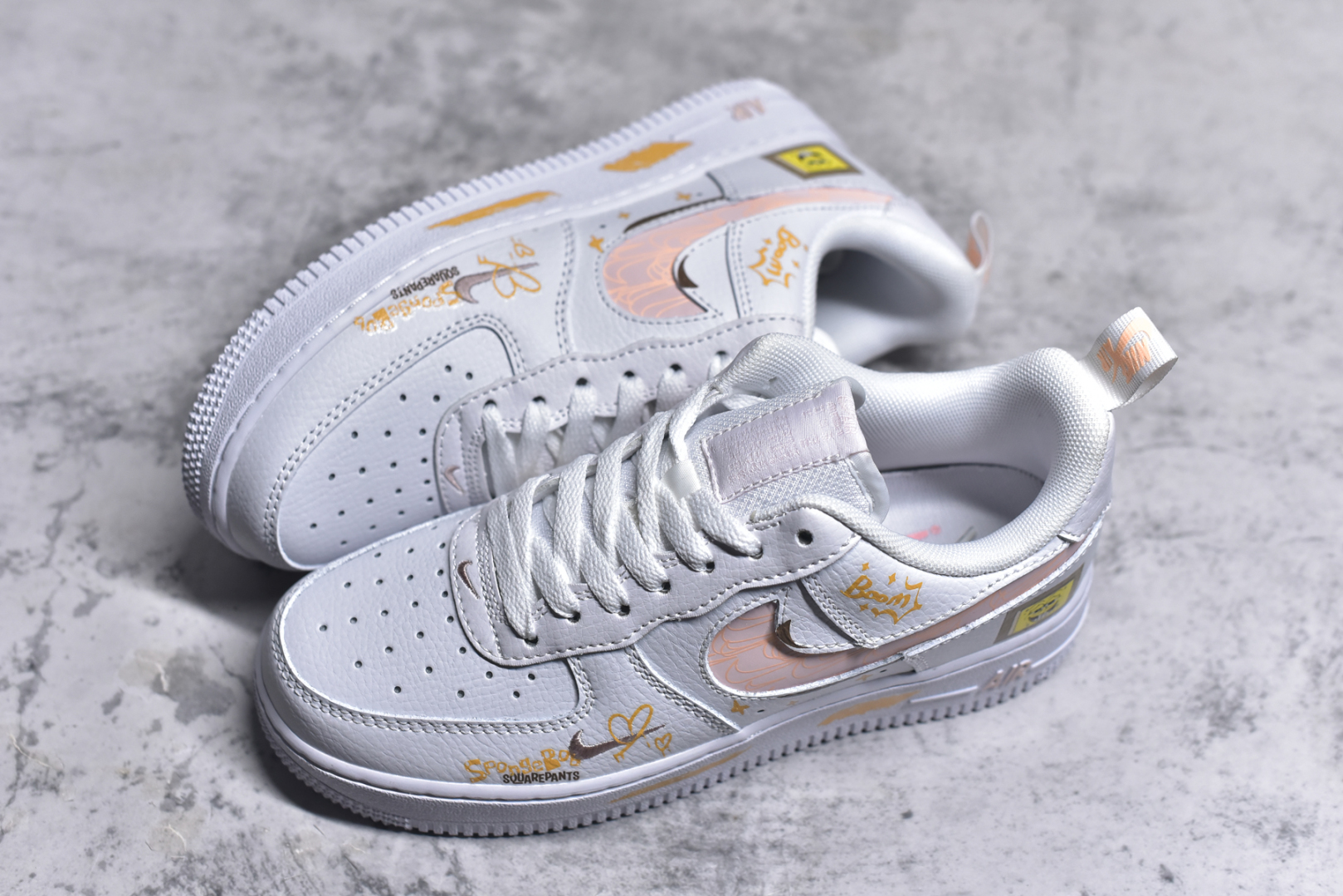 图片[7]-#Nike Air Force 1\’07 Low \”SpongeBob SquarePants\” 海绵宝宝 空军一号低帮休闲板鞋 FB8971-070 #在比奇堡的海底世界，有个活力四射的黄色方形海绵，它就是海绵宝宝。住在菠萝屋里，标志性的红领带搭配蓝色眼睛，一笑起来露出大龅牙，他既乐观又单纯，总能把平淡日子过得充满惊喜，给身边人带来无尽欢乐 尺码：36 36.5 37.5 38 38.5 39 40 40.5 41 42 42.5 43 44 44.5 45 9.D4-选品中心