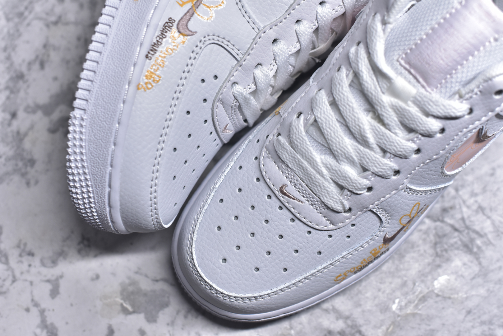 图片[8]-#Nike Air Force 1\’07 Low \”SpongeBob SquarePants\” 海绵宝宝 空军一号低帮休闲板鞋 FB8971-070 #在比奇堡的海底世界，有个活力四射的黄色方形海绵，它就是海绵宝宝。住在菠萝屋里，标志性的红领带搭配蓝色眼睛，一笑起来露出大龅牙，他既乐观又单纯，总能把平淡日子过得充满惊喜，给身边人带来无尽欢乐 尺码：36 36.5 37.5 38 38.5 39 40 40.5 41 42 42.5 43 44 44.5 45 9.D4-选品中心