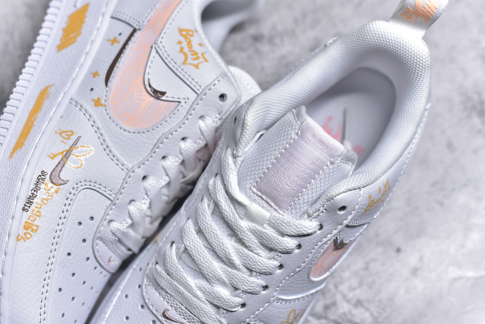 图片[9]-#Nike Air Force 1\’07 Low \”SpongeBob SquarePants\” 海绵宝宝 空军一号低帮休闲板鞋 FB8971-070 #在比奇堡的海底世界，有个活力四射的黄色方形海绵，它就是海绵宝宝。住在菠萝屋里，标志性的红领带搭配蓝色眼睛，一笑起来露出大龅牙，他既乐观又单纯，总能把平淡日子过得充满惊喜，给身边人带来无尽欢乐 尺码：36 36.5 37.5 38 38.5 39 40 40.5 41 42 42.5 43 44 44.5 45 9.D4-选品中心