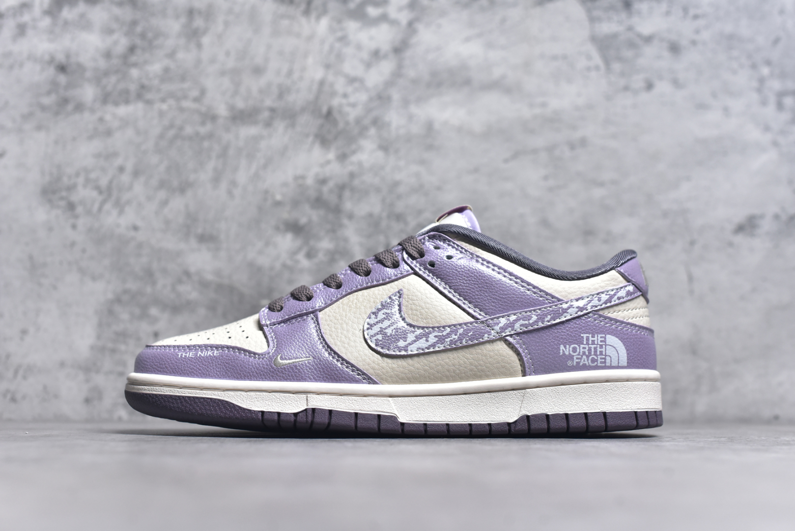 #Nike SB Dunk Low 北面系列 亮面紫勾 周年高端定制 低帮休闲板鞋 KK1333-039 #定制鞋盒 大厂纯原品质出货 超高清洁度 皮料切割干净无任何毛边 细节完美 尺码：36 36.5 37.5 38 36.5 39 40 40.5 41 42 42.5 43 44 44.5 45 9.E5-选品中心