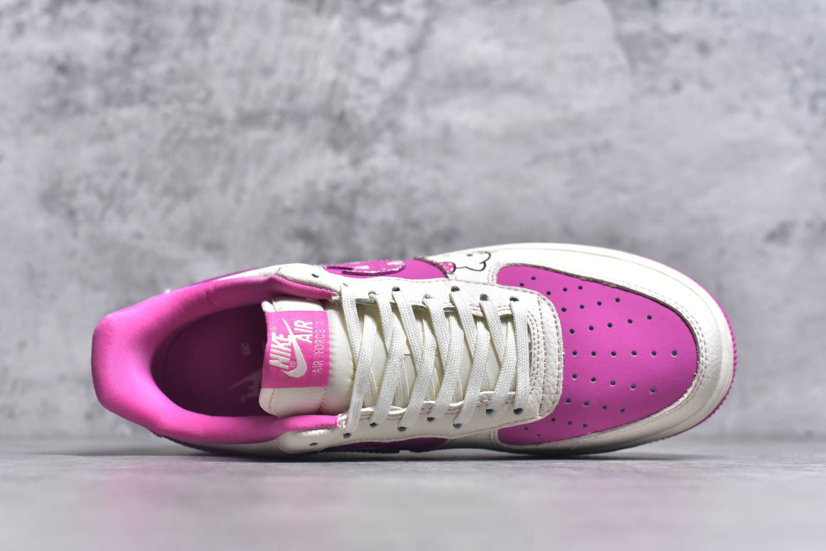 图片[4]-#Nike Air Force 1\’07 Low 卡通猫联名 粉色卡通猫 空军一号低帮休闲板鞋 KK1988-082 #原楦头原纸板 原装鞋盒 定制五金配件 内置全掌气垫 原厂鞋底 尺码：36 36.5 37.5 38 38.5 39 40 40.5 41 42 42.5 43 44 44.5 45 9.D4-选品中心