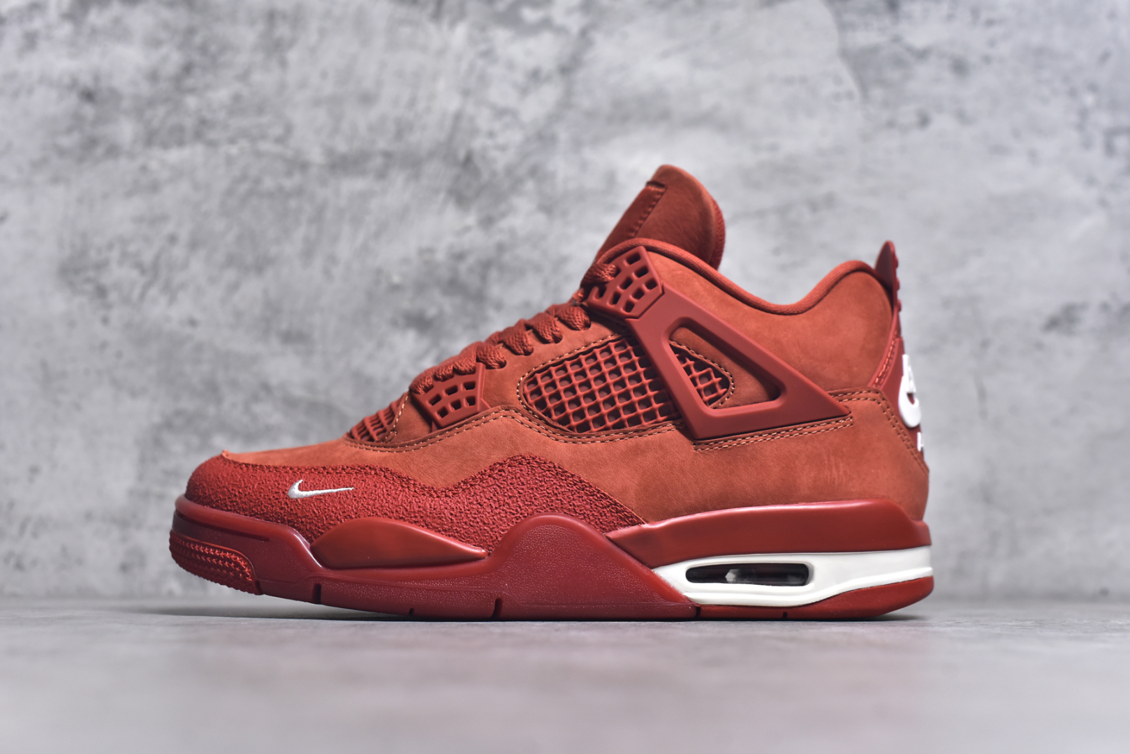 #Nigel Sylvester x Jordan Air Jordan 4 OG \”Brick by Brick\”BIKE 红砖 橙棕 OG纯原生产线出品最高工艺制作 原装原材料组装 #原厂楦、纸板开发 纯粹韵味四代版型 #原底真实气垫 回弹反馈充足完美鞋楦打造 市面最高工艺 一切细节如图实拍 所见所得 从纽约皇后区街头到全球街骑版图，Nigel Sylvester 用车轮写故事，用风格立态度。此次与 Jordan Brand 的再度联名，以“Brick by Brick”为灵感，将坚持与积淀凝结进每一寸鞋面。!!250415OWCG680ROP 深红砖色包裹整双鞋身，象征城市坚硬的边角与不屈精神；精致翻毛皮材质搭配醒目的白色 Nike Air 后跟标志，复古气息与现代感交融；前掌微型 Swoosh 点睛细节，传达骑行与街头文化的融合信仰。 尺码： 40 40.5 41 42 42.5 43 44 44.5 45 46 47.5 48.5-选品中心