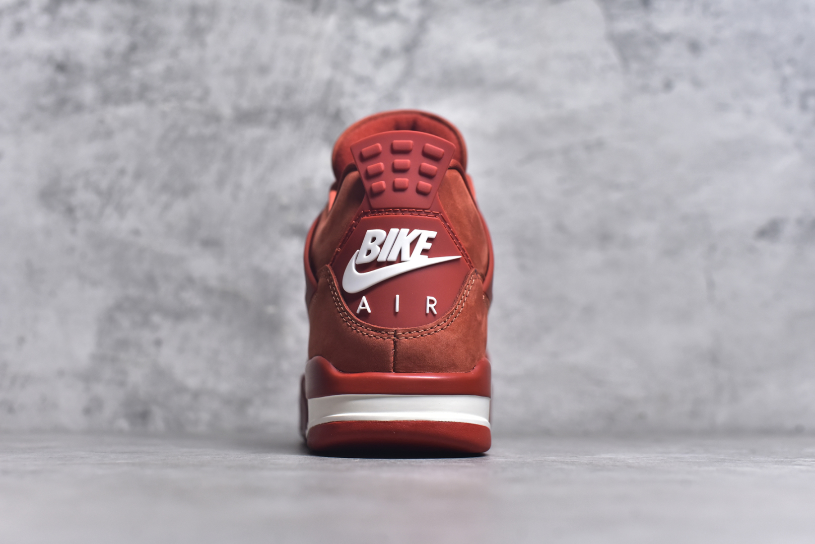 图片[5]-#Nigel Sylvester x Jordan Air Jordan 4 OG \”Brick by Brick\”BIKE 红砖 橙棕 OG纯原生产线出品最高工艺制作 原装原材料组装 #原厂楦、纸板开发 纯粹韵味四代版型 #原底真实气垫 回弹反馈充足完美鞋楦打造 市面最高工艺 一切细节如图实拍 所见所得 从纽约皇后区街头到全球街骑版图，Nigel Sylvester 用车轮写故事，用风格立态度。此次与 Jordan Brand 的再度联名，以“Brick by Brick”为灵感，将坚持与积淀凝结进每一寸鞋面。!!250415OWCG680ROP 深红砖色包裹整双鞋身，象征城市坚硬的边角与不屈精神；精致翻毛皮材质搭配醒目的白色 Nike Air 后跟标志，复古气息与现代感交融；前掌微型 Swoosh 点睛细节，传达骑行与街头文化的融合信仰。 尺码： 40 40.5 41 42 42.5 43 44 44.5 45 46 47.5 48.5-选品中心