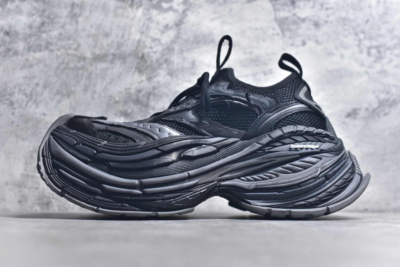 #Balenciaga巴黎世家 Platform 厚底系带 老爹鞋 XA纯原生产线出品独家工艺 夸张鞋型 超厚鞋底 同步原鞋 用一双「旧鞋」传递复古感 后侧板、翘起的鞋头 则展示了 Demna 在结构上的未来构想 原装大盒从里到外一切百分百还原官方配置，区别市面所有版本，一切细节高端还原 ，欢迎挑刺 ，碾压一切版本 货号：821137 WPLTF 1011 尺码：35 36 37 38 39 40 41 42 43 44 45 46 (偏大一码）-选品中心