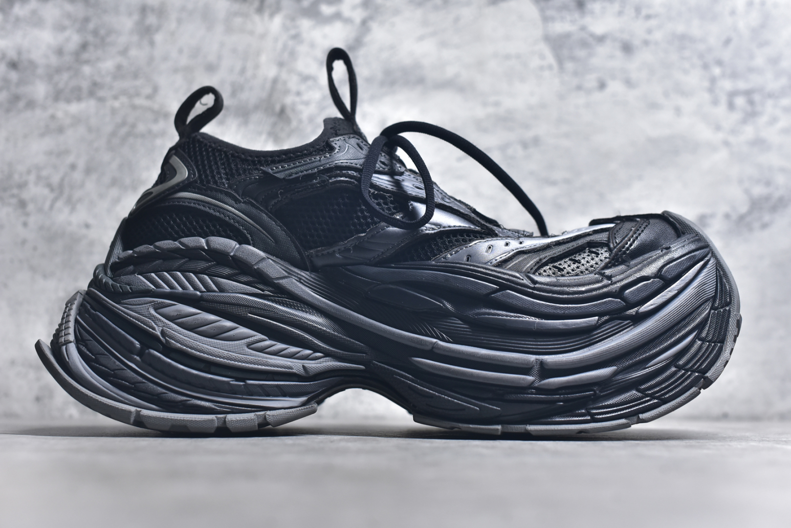 图片[3]-#Balenciaga巴黎世家 Platform 厚底系带 老爹鞋 XA纯原生产线出品独家工艺 夸张鞋型 超厚鞋底 同步原鞋 用一双「旧鞋」传递复古感 后侧板、翘起的鞋头 则展示了 Demna 在结构上的未来构想 原装大盒从里到外一切百分百还原官方配置，区别市面所有版本，一切细节高端还原 ，欢迎挑刺 ，碾压一切版本 货号：821137 WPLTF 1011 尺码：35 36 37 38 39 40 41 42 43 44 45 46 (偏大一码）-选品中心