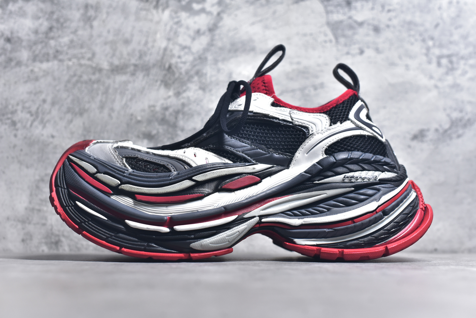 #Balenciaga巴黎世家 Platform 厚底系带 老爹鞋 17代黑白红 灰红 XA纯原生产线出品独家工艺 夸张鞋型 超厚鞋底 同步原鞋 用一双「旧鞋」传递复古感 后侧板、翘起的鞋头 则展示了 Demna 在结构上的未来构想 原装大盒从里到外一切百分百还原官方配置，区别市面所有版本，一切细节高端还原 ，欢迎挑刺 ，碾压一切版本 货号：821137 WPLTF 1160 尺码：35 36 37 38 39 40 41 42 43 44 45 46 (偏大一码）-选品中心