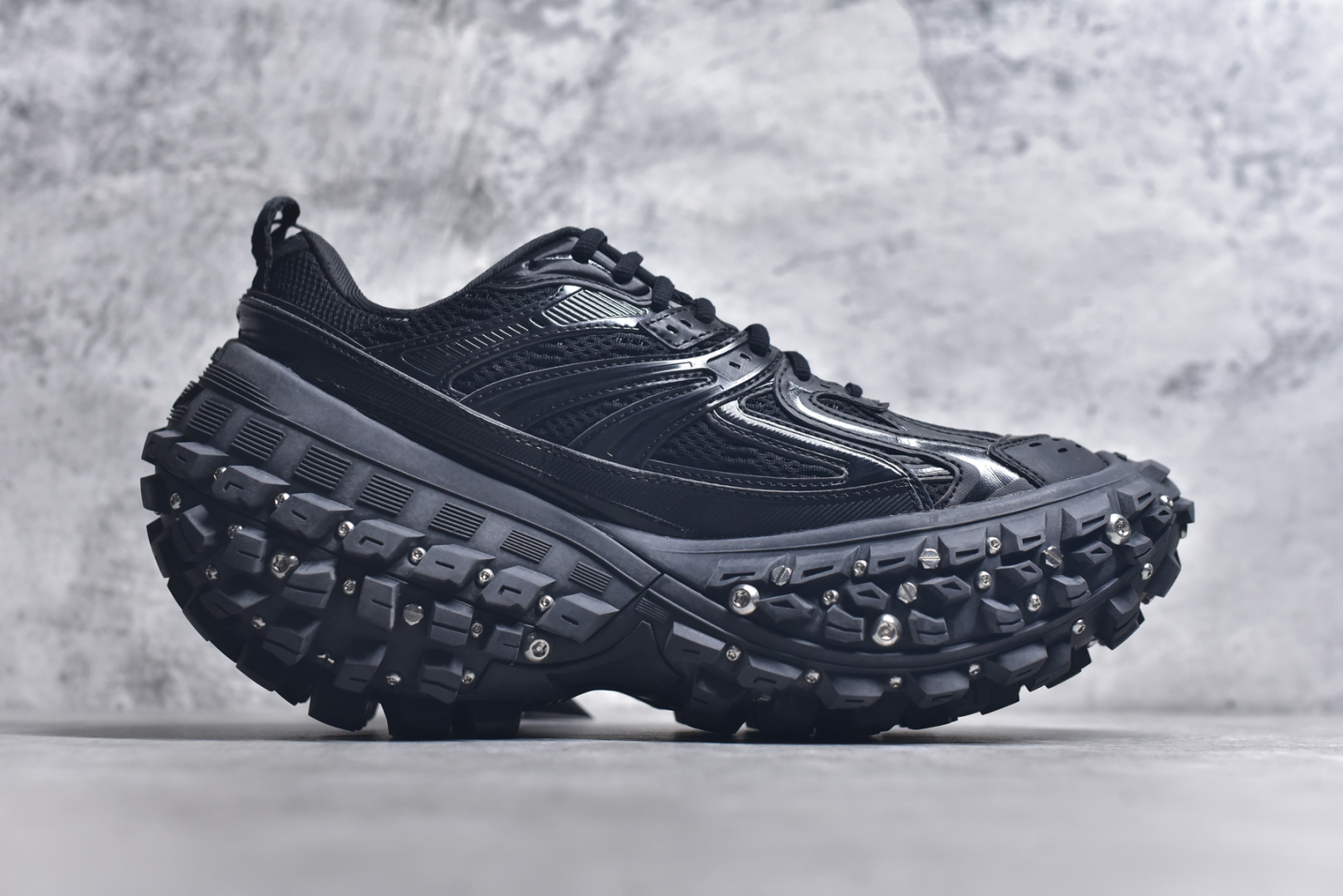 图片[3]-#Balenciagac 巴黎世家 Defender 低帮 白色 轮胎鞋时尚夏古做旧低邦老爹鞋 不含皮革运动休闲鞋，尼龙和网布材质，磨损效果，夸张轮胎花纹鞋底，5毫米足弓，鞋舌凹印Balenciaga品牌标识，鞋头边缘和后帮凹印Balenciagaz徽标和尺码，后帮拉袢。做旧工艺采用手工制作完成，每款鞋的做旧程度、大小及范围具有一定的差异性，或不对称性，请知悉。尺码：35-46-选品中心