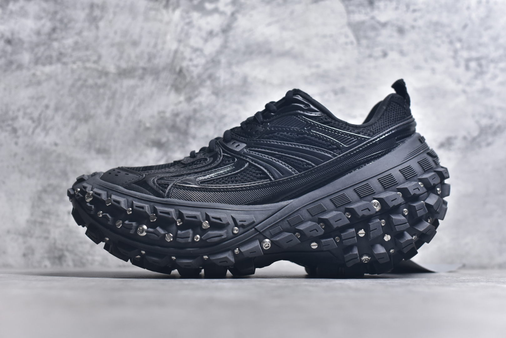 #Balenciagac 巴黎世家 Defender 低帮 白色 轮胎鞋时尚夏古做旧低邦老爹鞋 不含皮革运动休闲鞋，尼龙和网布材质，磨损效果，夸张轮胎花纹鞋底，5毫米足弓，鞋舌凹印Balenciaga品牌标识，鞋头边缘和后帮凹印Balenciagaz徽标和尺码，后帮拉袢。做旧工艺采用手工制作完成，每款鞋的做旧程度、大小及范围具有一定的差异性，或不对称性，请知悉。尺码：35-46-选品中心
