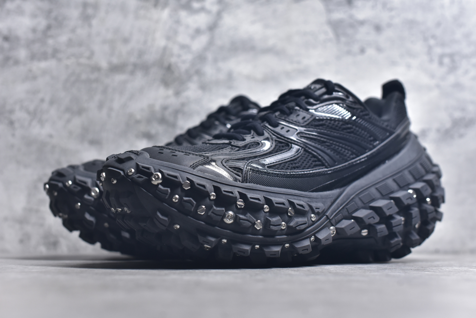 图片[2]-#Balenciagac 巴黎世家 Defender 低帮 白色 轮胎鞋时尚夏古做旧低邦老爹鞋 不含皮革运动休闲鞋，尼龙和网布材质，磨损效果，夸张轮胎花纹鞋底，5毫米足弓，鞋舌凹印Balenciaga品牌标识，鞋头边缘和后帮凹印Balenciagaz徽标和尺码，后帮拉袢。做旧工艺采用手工制作完成，每款鞋的做旧程度、大小及范围具有一定的差异性，或不对称性，请知悉。尺码：35-46-选品中心
