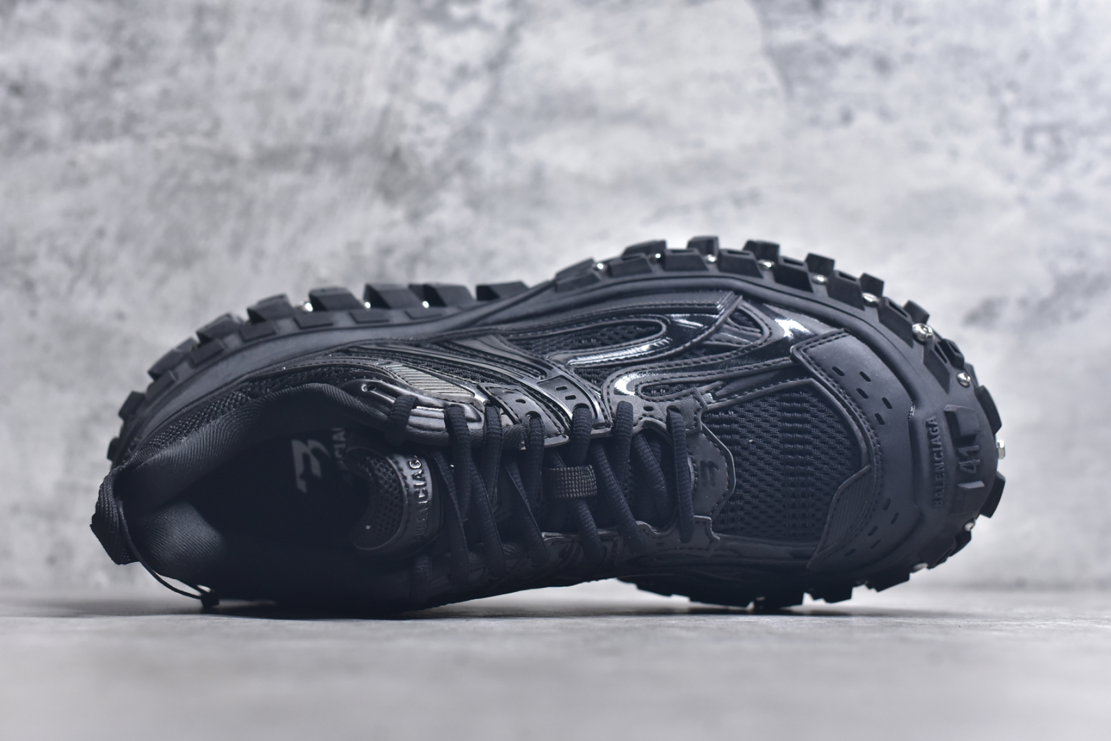 图片[4]-#Balenciagac 巴黎世家 Defender 低帮 白色 轮胎鞋时尚夏古做旧低邦老爹鞋 不含皮革运动休闲鞋，尼龙和网布材质，磨损效果，夸张轮胎花纹鞋底，5毫米足弓，鞋舌凹印Balenciaga品牌标识，鞋头边缘和后帮凹印Balenciagaz徽标和尺码，后帮拉袢。做旧工艺采用手工制作完成，每款鞋的做旧程度、大小及范围具有一定的差异性，或不对称性，请知悉。尺码：35-46-选品中心
