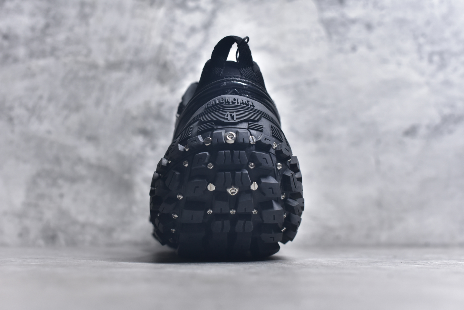 图片[5]-#Balenciagac 巴黎世家 Defender 低帮 白色 轮胎鞋时尚夏古做旧低邦老爹鞋 不含皮革运动休闲鞋，尼龙和网布材质，磨损效果，夸张轮胎花纹鞋底，5毫米足弓，鞋舌凹印Balenciaga品牌标识，鞋头边缘和后帮凹印Balenciagaz徽标和尺码，后帮拉袢。做旧工艺采用手工制作完成，每款鞋的做旧程度、大小及范围具有一定的差异性，或不对称性，请知悉。尺码：35-46-选品中心