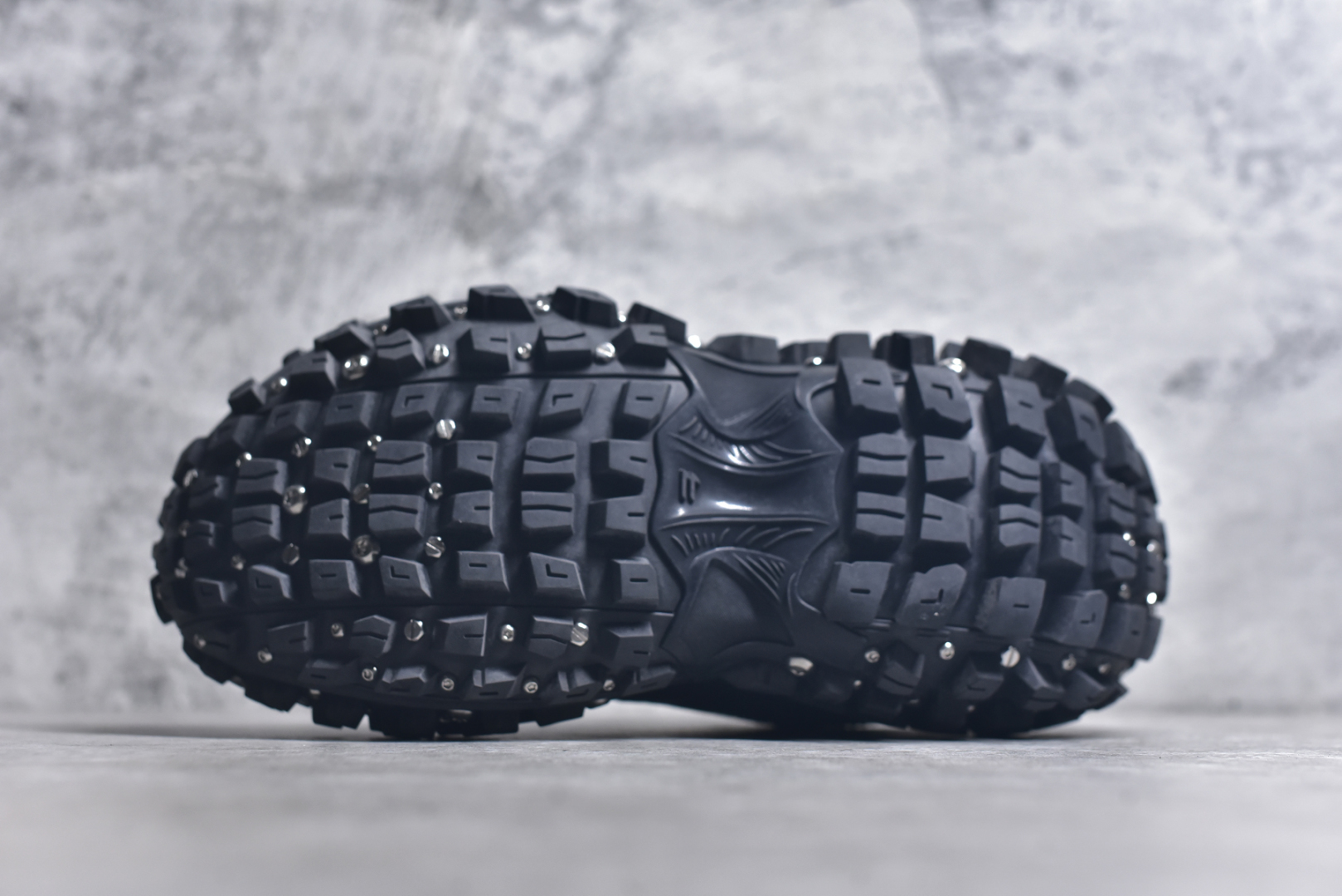 图片[6]-#Balenciagac 巴黎世家 Defender 低帮 白色 轮胎鞋时尚夏古做旧低邦老爹鞋 不含皮革运动休闲鞋，尼龙和网布材质，磨损效果，夸张轮胎花纹鞋底，5毫米足弓，鞋舌凹印Balenciaga品牌标识，鞋头边缘和后帮凹印Balenciagaz徽标和尺码，后帮拉袢。做旧工艺采用手工制作完成，每款鞋的做旧程度、大小及范围具有一定的差异性，或不对称性，请知悉。尺码：35-46-选品中心