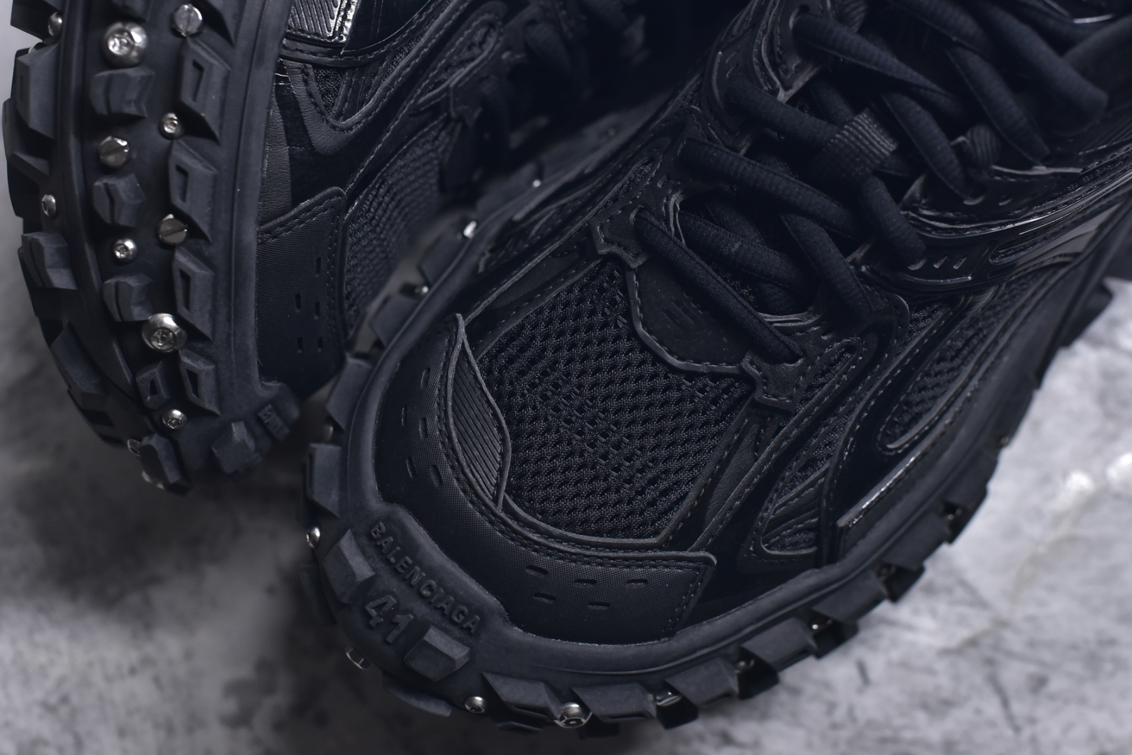 图片[8]-#Balenciagac 巴黎世家 Defender 低帮 白色 轮胎鞋时尚夏古做旧低邦老爹鞋 不含皮革运动休闲鞋，尼龙和网布材质，磨损效果，夸张轮胎花纹鞋底，5毫米足弓，鞋舌凹印Balenciaga品牌标识，鞋头边缘和后帮凹印Balenciagaz徽标和尺码，后帮拉袢。做旧工艺采用手工制作完成，每款鞋的做旧程度、大小及范围具有一定的差异性，或不对称性，请知悉。尺码：35-46-选品中心
