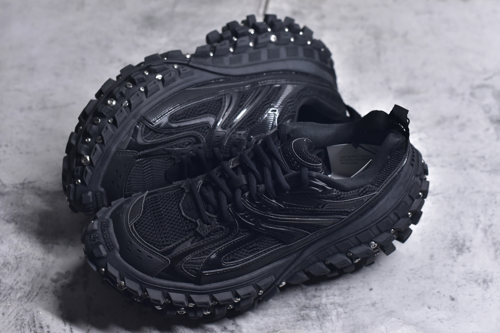图片[7]-#Balenciagac 巴黎世家 Defender 低帮 白色 轮胎鞋时尚夏古做旧低邦老爹鞋 不含皮革运动休闲鞋，尼龙和网布材质，磨损效果，夸张轮胎花纹鞋底，5毫米足弓，鞋舌凹印Balenciaga品牌标识，鞋头边缘和后帮凹印Balenciagaz徽标和尺码，后帮拉袢。做旧工艺采用手工制作完成，每款鞋的做旧程度、大小及范围具有一定的差异性，或不对称性，请知悉。尺码：35-46-选品中心