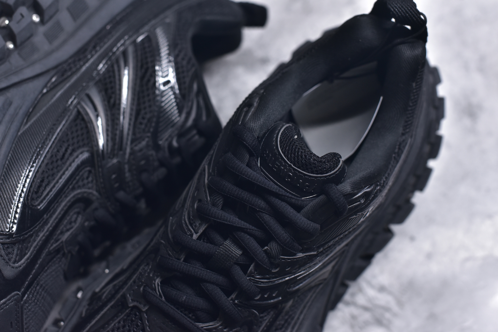 图片[9]-#Balenciagac 巴黎世家 Defender 低帮 白色 轮胎鞋时尚夏古做旧低邦老爹鞋 不含皮革运动休闲鞋，尼龙和网布材质，磨损效果，夸张轮胎花纹鞋底，5毫米足弓，鞋舌凹印Balenciaga品牌标识，鞋头边缘和后帮凹印Balenciagaz徽标和尺码，后帮拉袢。做旧工艺采用手工制作完成，每款鞋的做旧程度、大小及范围具有一定的差异性，或不对称性，请知悉。尺码：35-46-选品中心