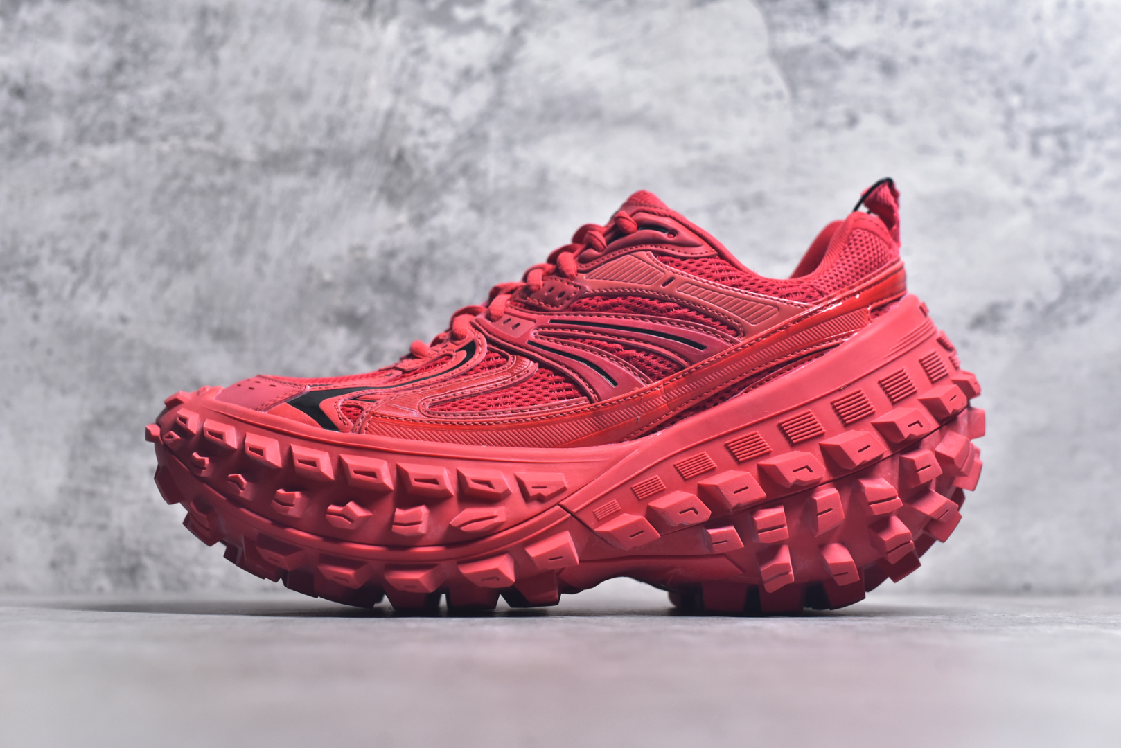 #Balenciagac 巴黎世家 Defender 低帮 白色 轮胎鞋时尚夏古做旧低邦老爹鞋 不含皮革运动休闲鞋，尼龙和网布材质，磨损效果，夸张轮胎花纹鞋底，5毫米足弓，鞋舌凹印Balenciaga品牌标识，鞋头边缘和后帮凹印Balenciagaz徽标和尺码，后帮拉袢。做旧工艺采用手工制作完成，每款鞋的做旧程度、大小及范围具有一定的差异性，或不对称性，请知悉。尺码：35-46-选品中心