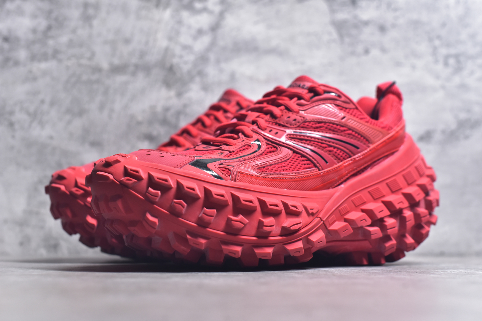 图片[2]-#Balenciagac 巴黎世家 Defender 低帮 白色 轮胎鞋时尚夏古做旧低邦老爹鞋 不含皮革运动休闲鞋，尼龙和网布材质，磨损效果，夸张轮胎花纹鞋底，5毫米足弓，鞋舌凹印Balenciaga品牌标识，鞋头边缘和后帮凹印Balenciagaz徽标和尺码，后帮拉袢。做旧工艺采用手工制作完成，每款鞋的做旧程度、大小及范围具有一定的差异性，或不对称性，请知悉。尺码：35-46-选品中心