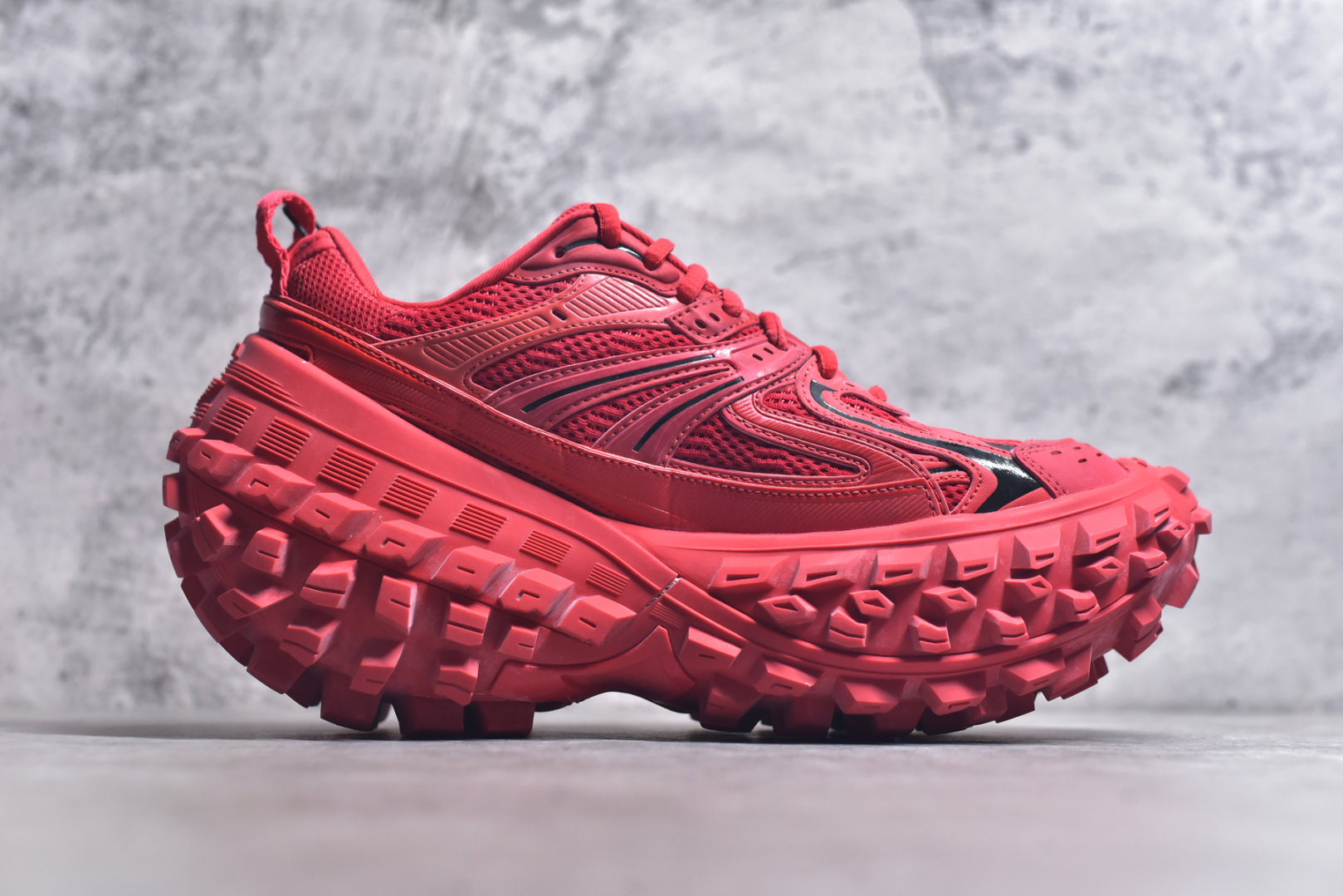 图片[3]-#Balenciagac 巴黎世家 Defender 低帮 白色 轮胎鞋时尚夏古做旧低邦老爹鞋 不含皮革运动休闲鞋，尼龙和网布材质，磨损效果，夸张轮胎花纹鞋底，5毫米足弓，鞋舌凹印Balenciaga品牌标识，鞋头边缘和后帮凹印Balenciagaz徽标和尺码，后帮拉袢。做旧工艺采用手工制作完成，每款鞋的做旧程度、大小及范围具有一定的差异性，或不对称性，请知悉。尺码：35-46-选品中心