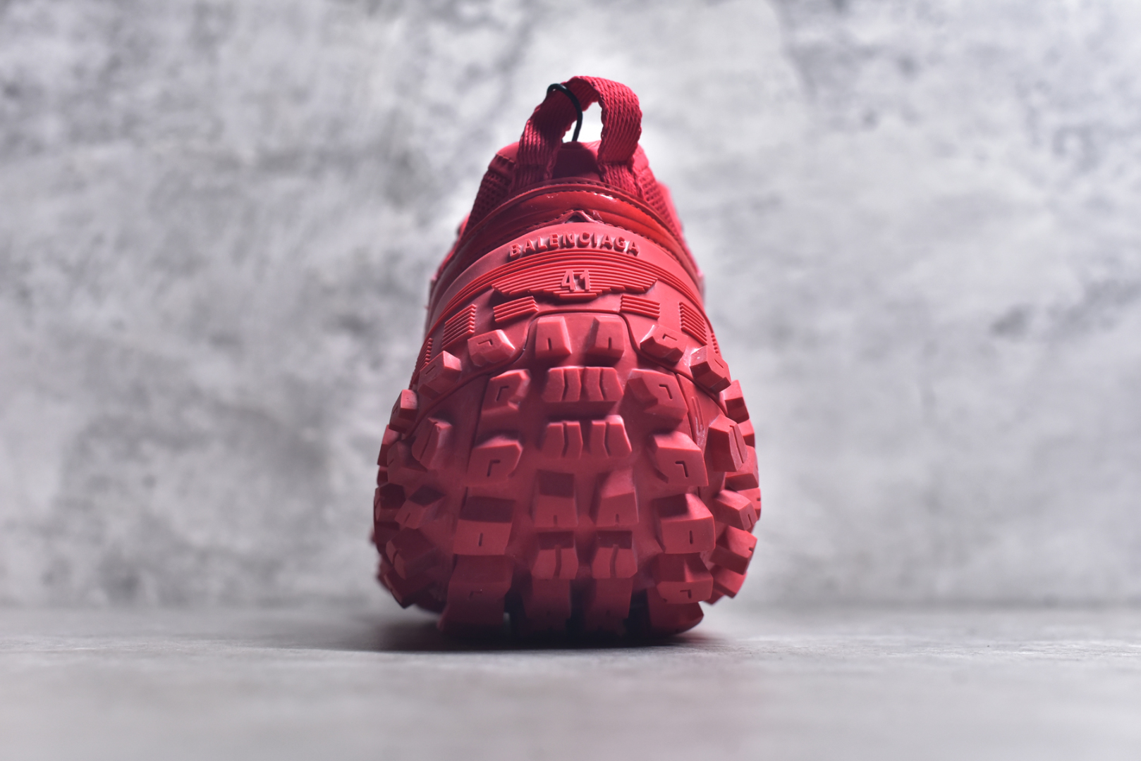 图片[5]-#Balenciagac 巴黎世家 Defender 低帮 白色 轮胎鞋时尚夏古做旧低邦老爹鞋 不含皮革运动休闲鞋，尼龙和网布材质，磨损效果，夸张轮胎花纹鞋底，5毫米足弓，鞋舌凹印Balenciaga品牌标识，鞋头边缘和后帮凹印Balenciagaz徽标和尺码，后帮拉袢。做旧工艺采用手工制作完成，每款鞋的做旧程度、大小及范围具有一定的差异性，或不对称性，请知悉。尺码：35-46-选品中心
