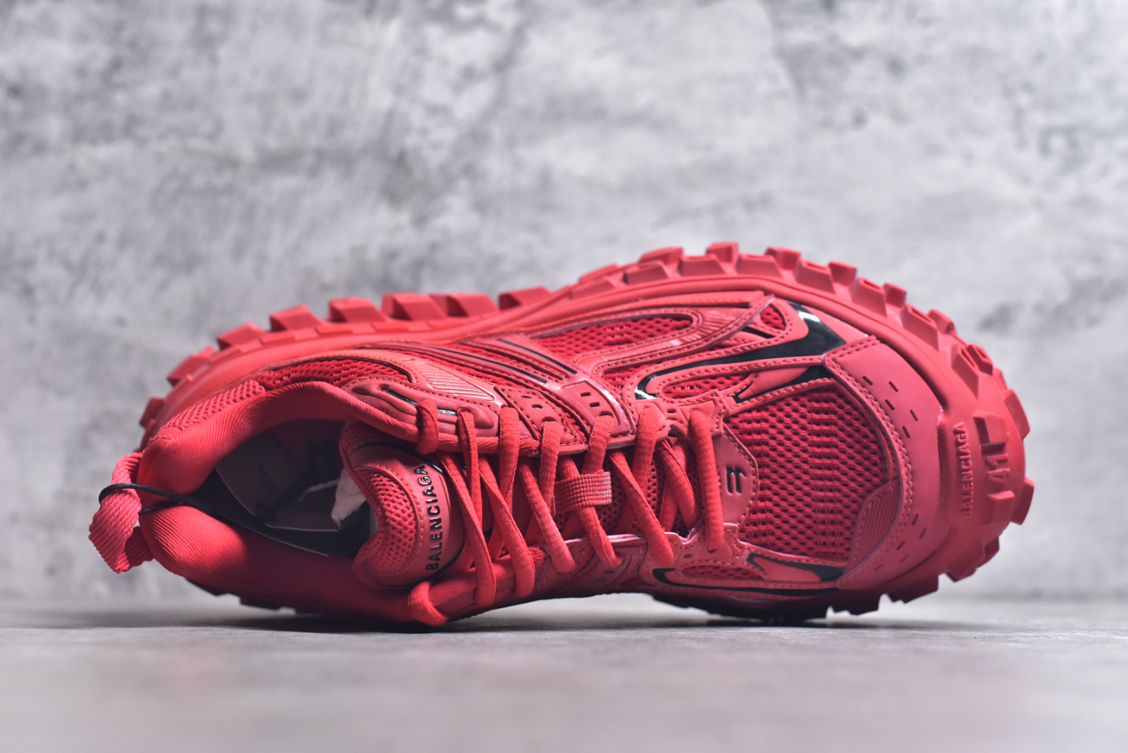 图片[4]-#Balenciagac 巴黎世家 Defender 低帮 白色 轮胎鞋时尚夏古做旧低邦老爹鞋 不含皮革运动休闲鞋，尼龙和网布材质，磨损效果，夸张轮胎花纹鞋底，5毫米足弓，鞋舌凹印Balenciaga品牌标识，鞋头边缘和后帮凹印Balenciagaz徽标和尺码，后帮拉袢。做旧工艺采用手工制作完成，每款鞋的做旧程度、大小及范围具有一定的差异性，或不对称性，请知悉。尺码：35-46-选品中心