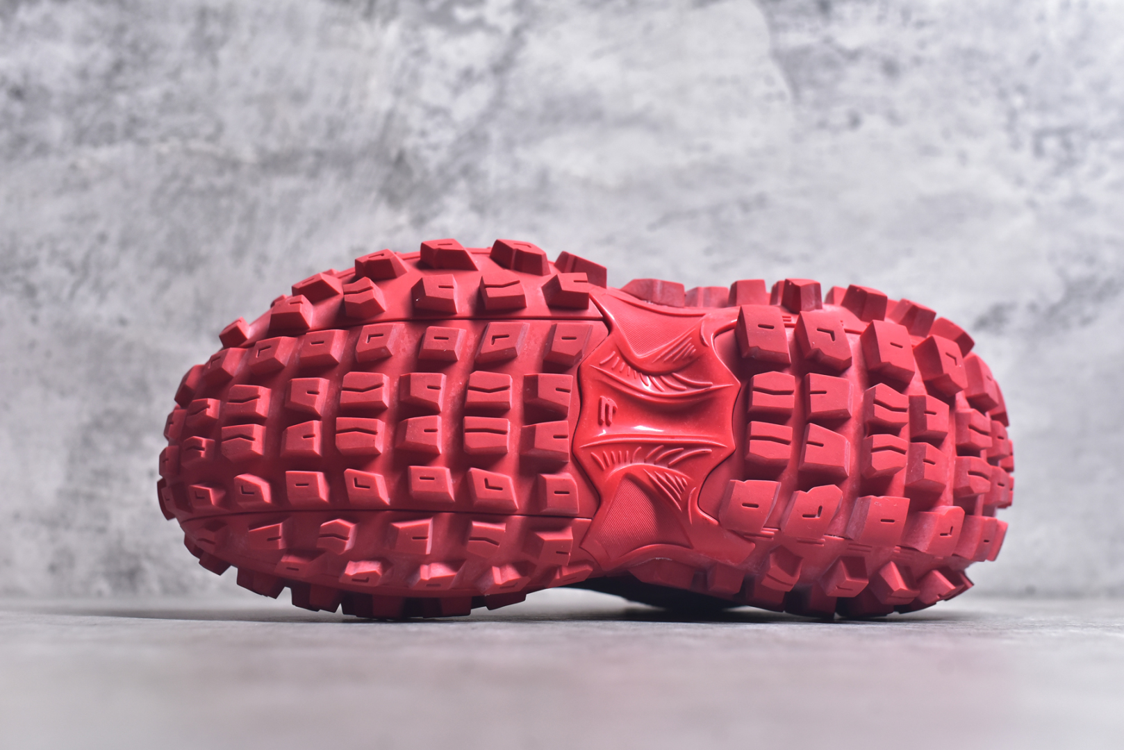 图片[6]-#Balenciagac 巴黎世家 Defender 低帮 白色 轮胎鞋时尚夏古做旧低邦老爹鞋 不含皮革运动休闲鞋，尼龙和网布材质，磨损效果，夸张轮胎花纹鞋底，5毫米足弓，鞋舌凹印Balenciaga品牌标识，鞋头边缘和后帮凹印Balenciagaz徽标和尺码，后帮拉袢。做旧工艺采用手工制作完成，每款鞋的做旧程度、大小及范围具有一定的差异性，或不对称性，请知悉。尺码：35-46-选品中心