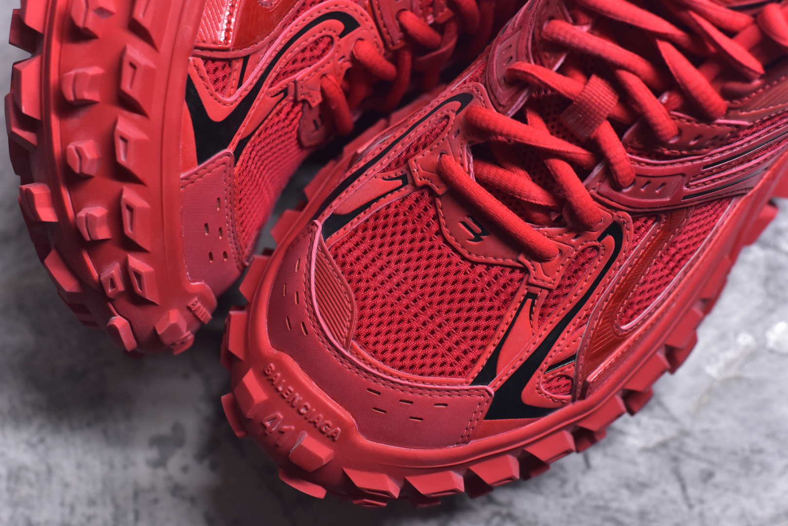 图片[8]-#Balenciagac 巴黎世家 Defender 低帮 白色 轮胎鞋时尚夏古做旧低邦老爹鞋 不含皮革运动休闲鞋，尼龙和网布材质，磨损效果，夸张轮胎花纹鞋底，5毫米足弓，鞋舌凹印Balenciaga品牌标识，鞋头边缘和后帮凹印Balenciagaz徽标和尺码，后帮拉袢。做旧工艺采用手工制作完成，每款鞋的做旧程度、大小及范围具有一定的差异性，或不对称性，请知悉。尺码：35-46-选品中心