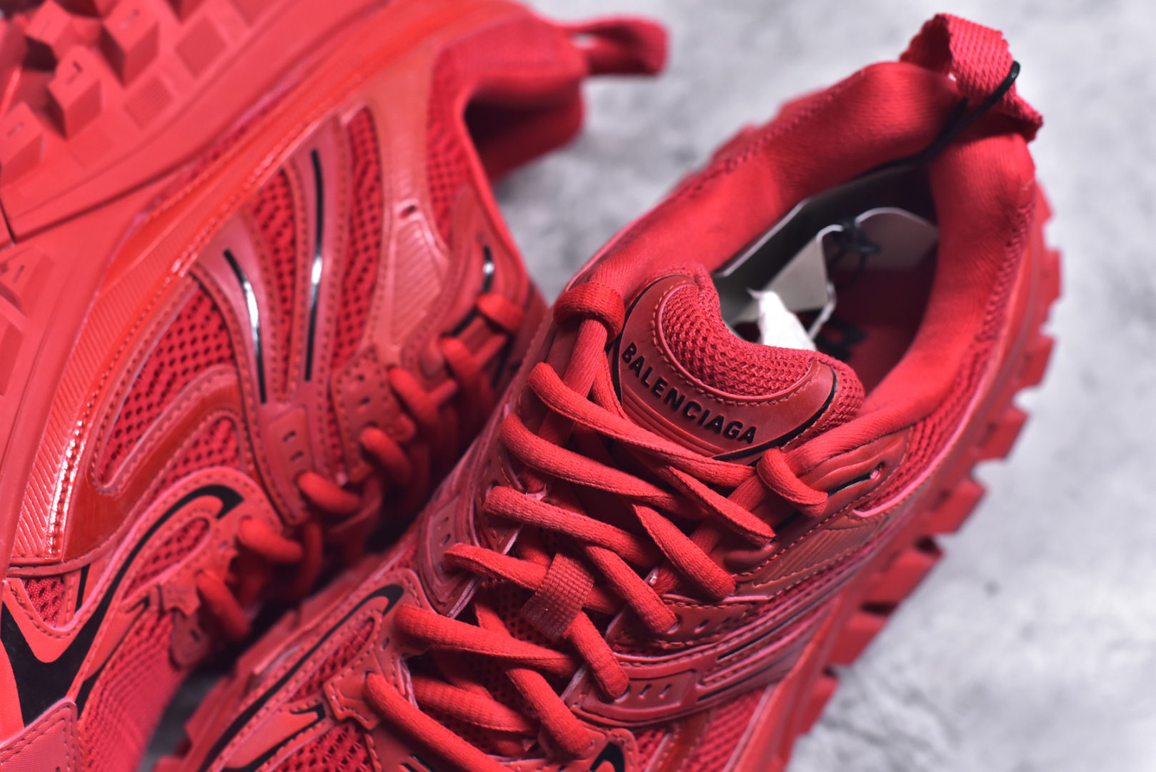 图片[9]-#Balenciagac 巴黎世家 Defender 低帮 白色 轮胎鞋时尚夏古做旧低邦老爹鞋 不含皮革运动休闲鞋，尼龙和网布材质，磨损效果，夸张轮胎花纹鞋底，5毫米足弓，鞋舌凹印Balenciaga品牌标识，鞋头边缘和后帮凹印Balenciagaz徽标和尺码，后帮拉袢。做旧工艺采用手工制作完成，每款鞋的做旧程度、大小及范围具有一定的差异性，或不对称性，请知悉。尺码：35-46-选品中心