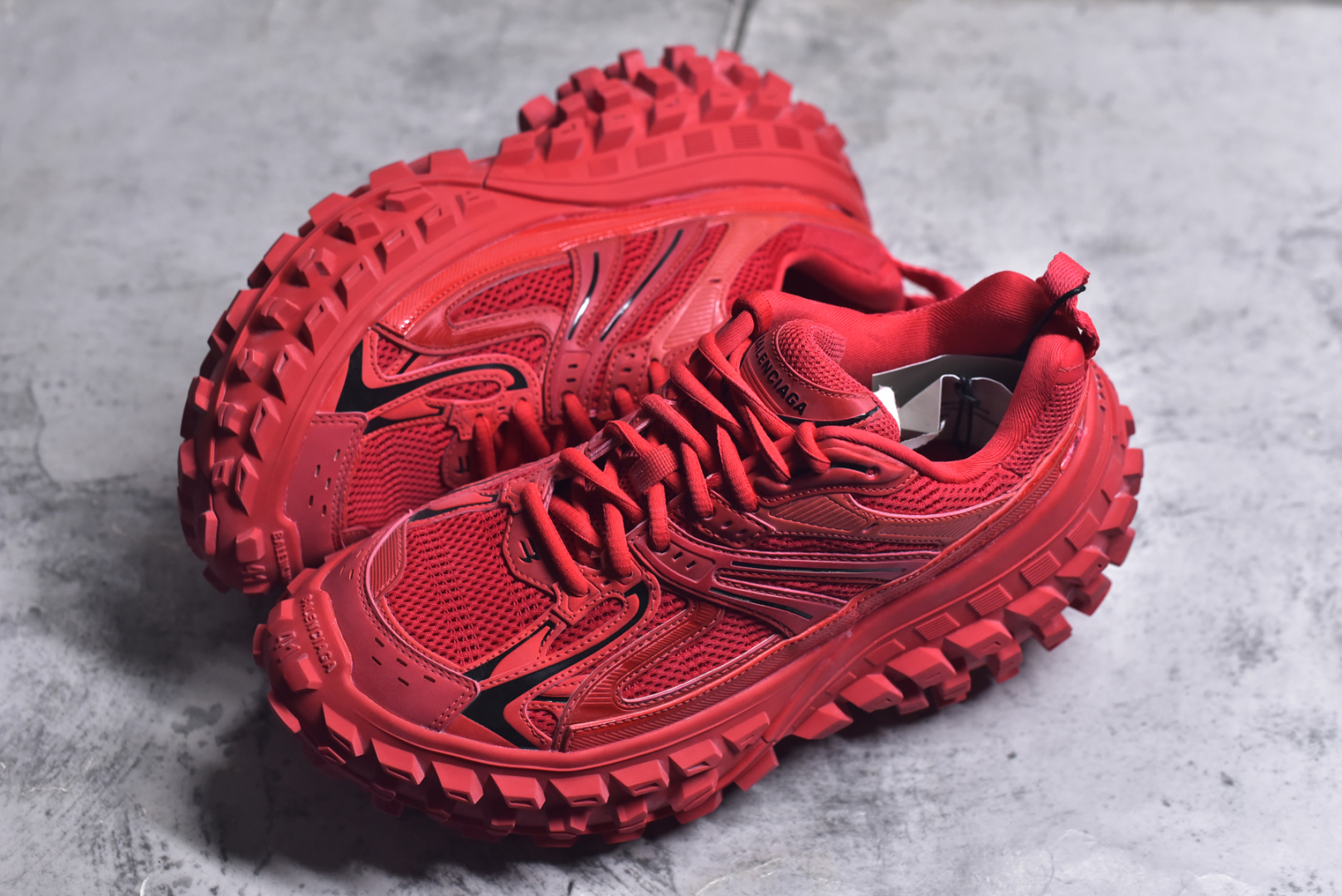 图片[7]-#Balenciagac 巴黎世家 Defender 低帮 白色 轮胎鞋时尚夏古做旧低邦老爹鞋 不含皮革运动休闲鞋，尼龙和网布材质，磨损效果，夸张轮胎花纹鞋底，5毫米足弓，鞋舌凹印Balenciaga品牌标识，鞋头边缘和后帮凹印Balenciagaz徽标和尺码，后帮拉袢。做旧工艺采用手工制作完成，每款鞋的做旧程度、大小及范围具有一定的差异性，或不对称性，请知悉。尺码：35-46-选品中心