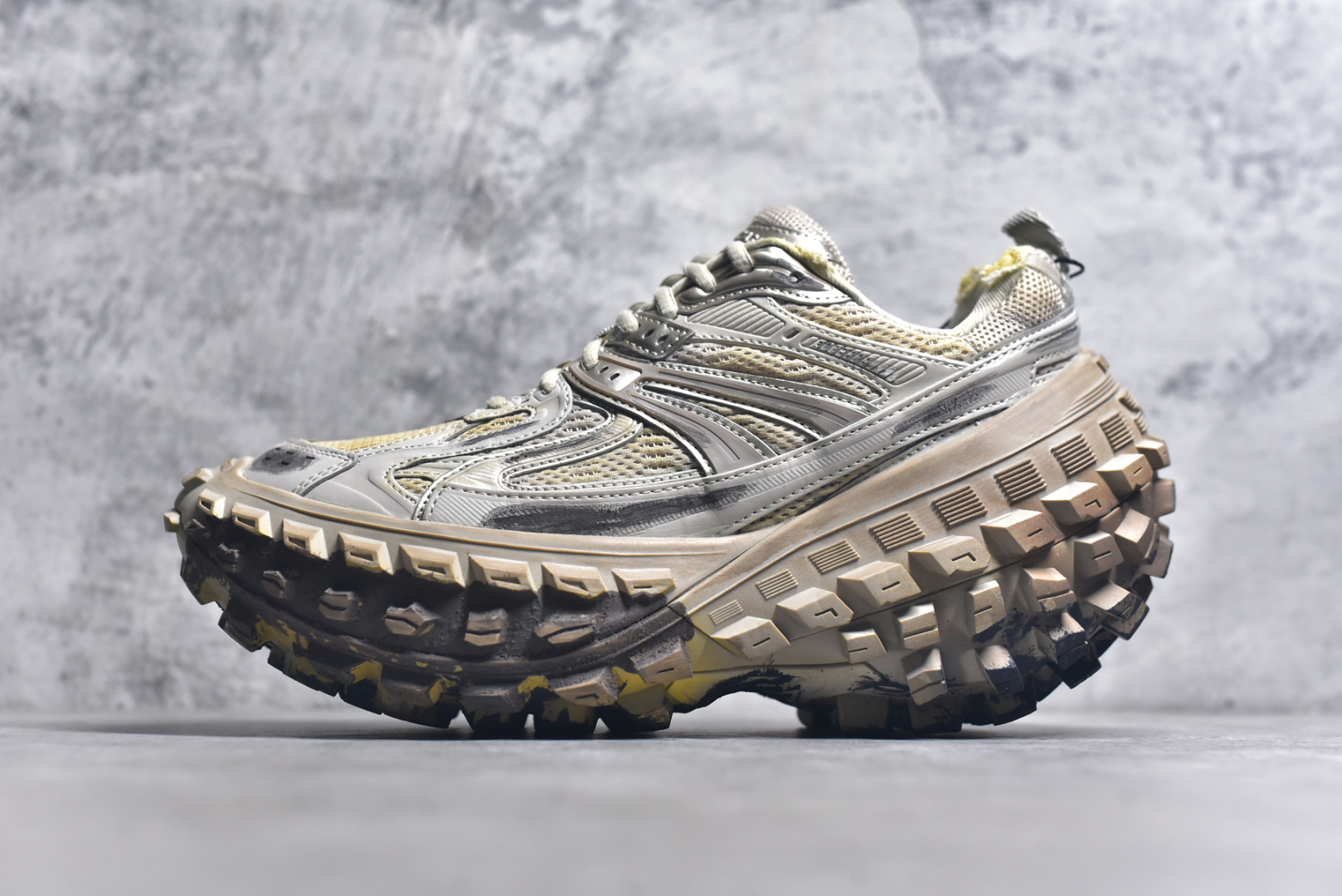 #Balenciagac 巴黎世家 Defender 低帮 白色 轮胎鞋时尚夏古做旧低邦老爹鞋 不含皮革运动休闲鞋，尼龙和网布材质，磨损效果，夸张轮胎花纹鞋底，5毫米足弓，鞋舌凹印Balenciaga品牌标识，鞋头边缘和后帮凹印Balenciagaz徽标和尺码，后帮拉袢。做旧工艺采用手工制作完成，每款鞋的做旧程度、大小及范围具有一定的差异性，或不对称性，请知悉。尺码：35-46-选品中心