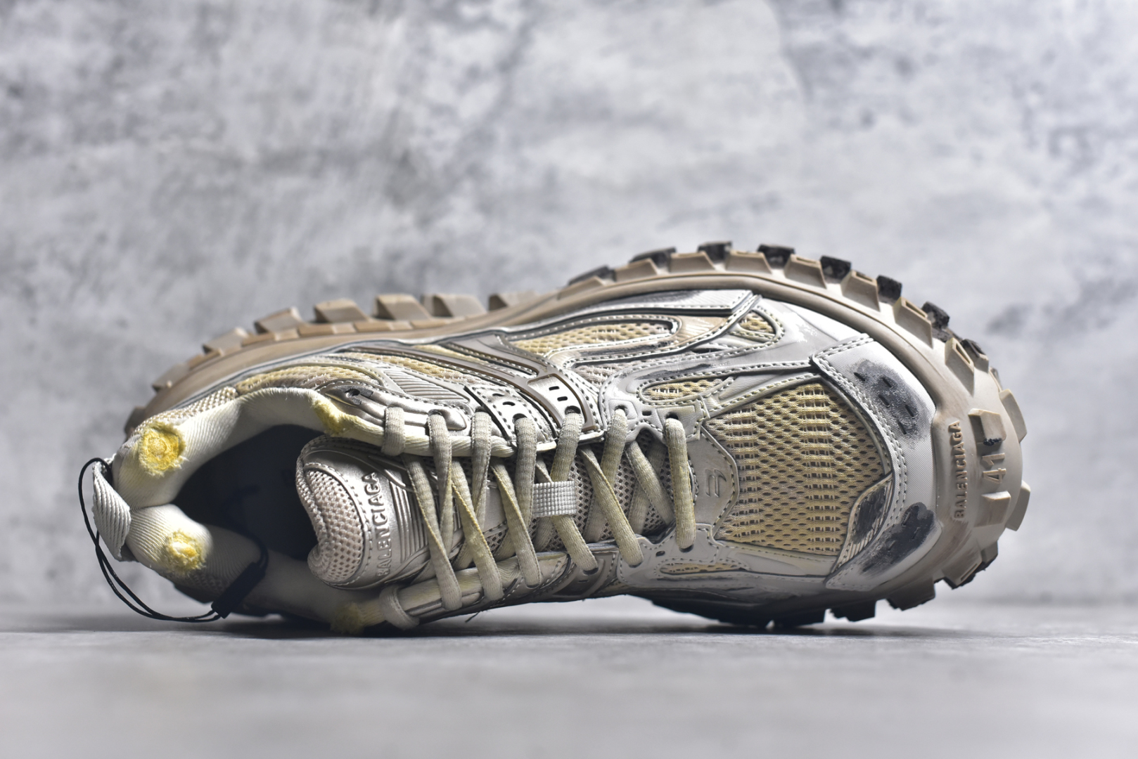 图片[4]-#Balenciagac 巴黎世家 Defender 低帮 白色 轮胎鞋时尚夏古做旧低邦老爹鞋 不含皮革运动休闲鞋，尼龙和网布材质，磨损效果，夸张轮胎花纹鞋底，5毫米足弓，鞋舌凹印Balenciaga品牌标识，鞋头边缘和后帮凹印Balenciagaz徽标和尺码，后帮拉袢。做旧工艺采用手工制作完成，每款鞋的做旧程度、大小及范围具有一定的差异性，或不对称性，请知悉。尺码：35-46-选品中心